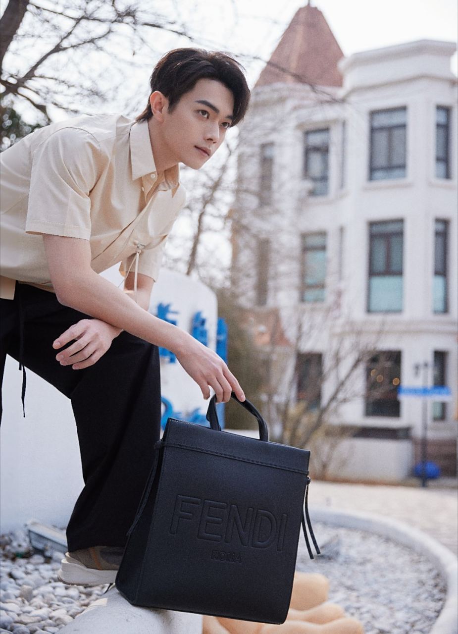 许凯男大白衬衫写真# @许凯soso 真的是穿衣显瘦脱衣有肉,这一身蒙