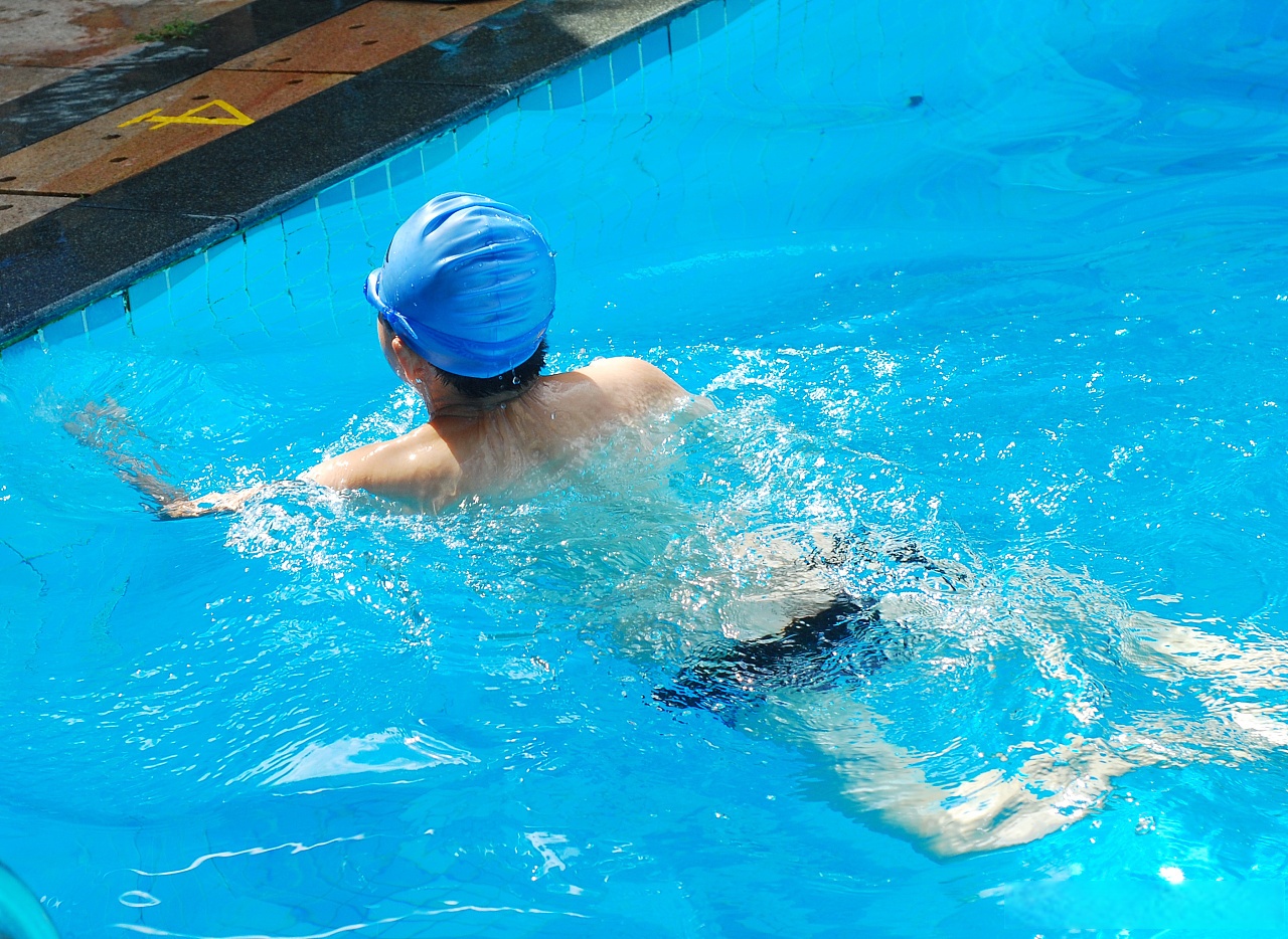 美国fda建议配戴隐形眼镜时不要接触任何形式的不洁净的水,包括游泳池