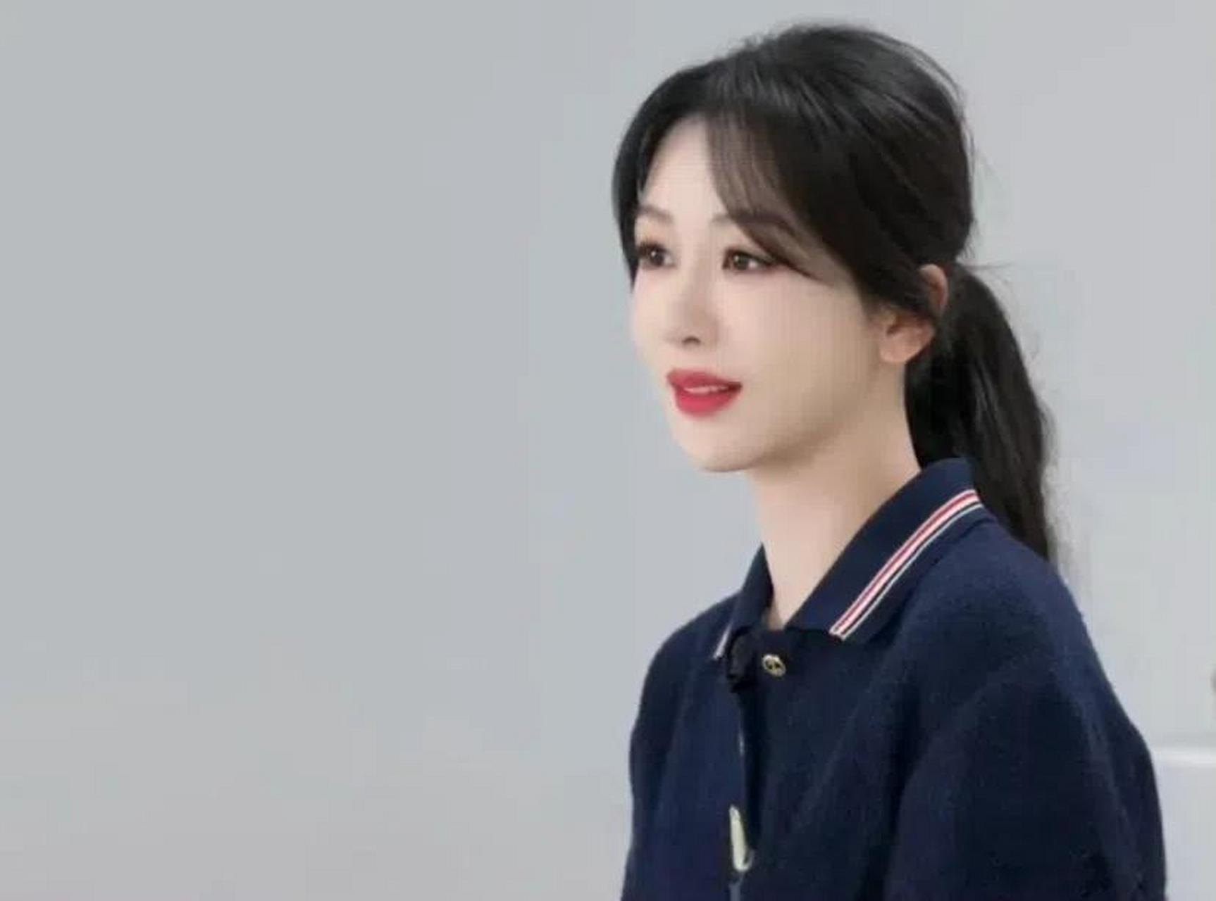 这个女孩暗中减肥成功了,她很喜欢杨紫最近一年一直都这样的发型.