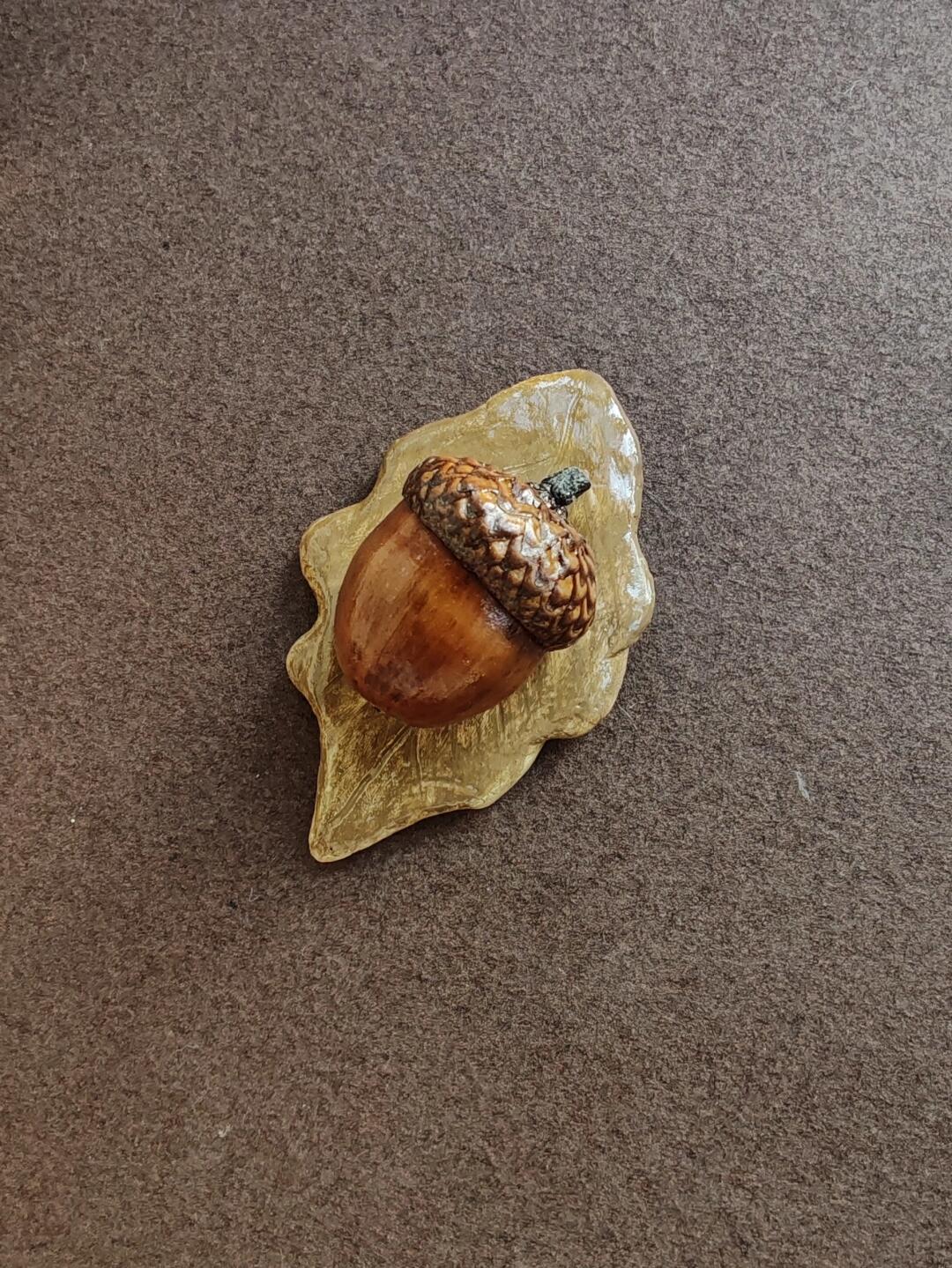 用橡果做了两个冰箱贴