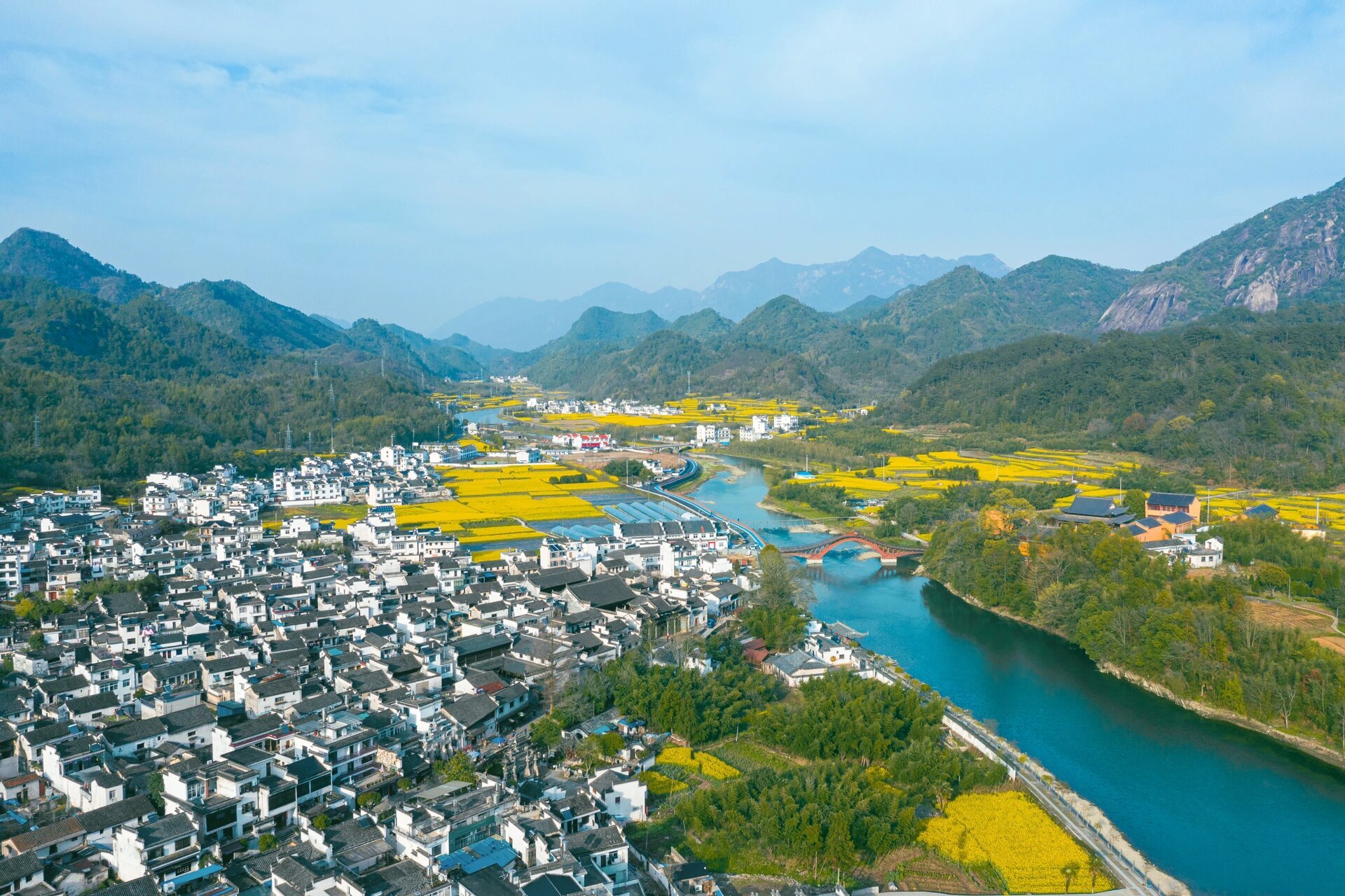 绩溪龙川油菜花 龙川的油菜花在皖南是不可错过的打卡点 停车9315