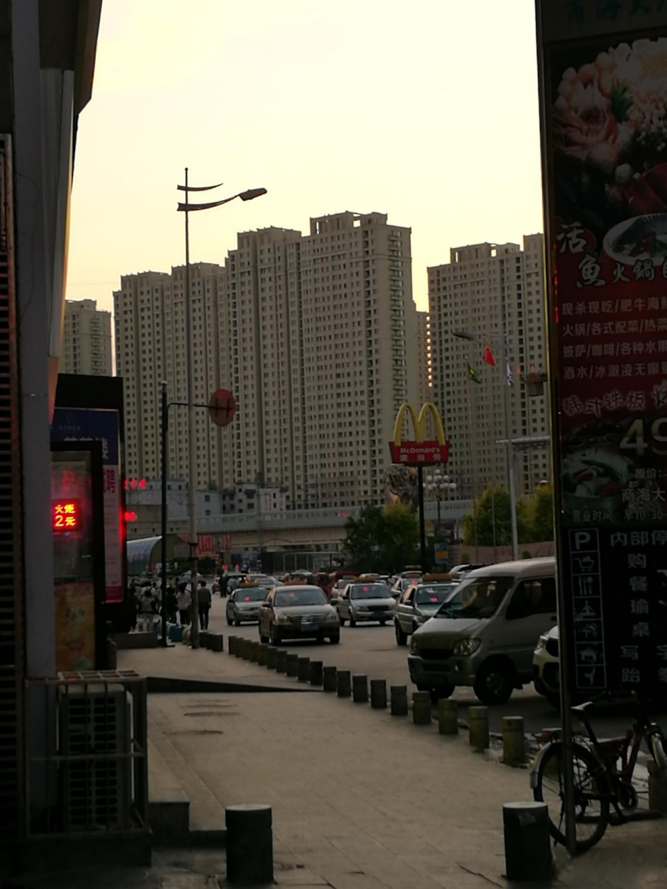 【我拍抚顺的故事】2017年的有一天,我在商海大厦门前等车,正好是傍晚
