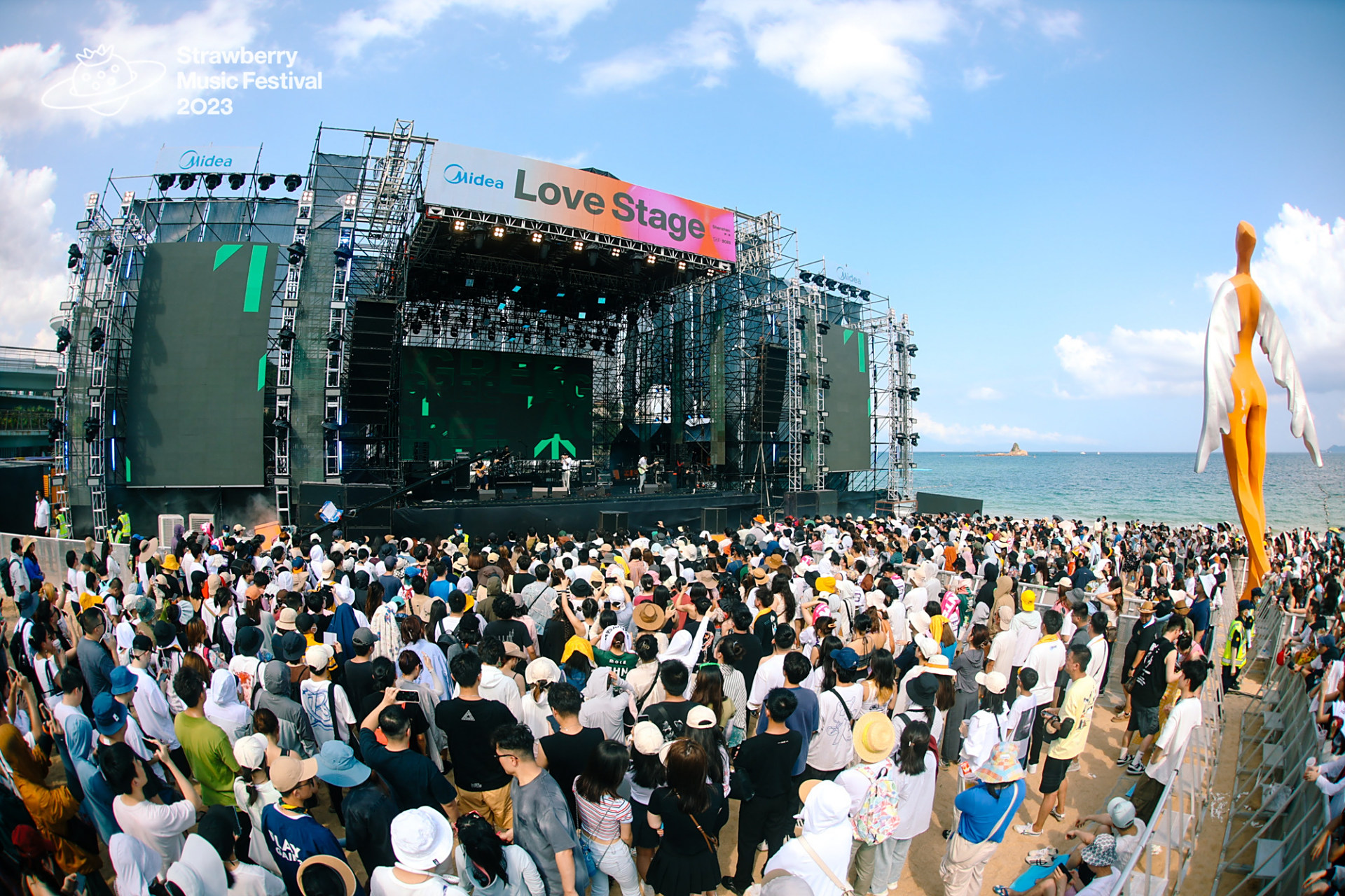 海边的#深圳草莓音乐节#  松软的沙滩,飘逸的头发,晴朗的天气,感谢