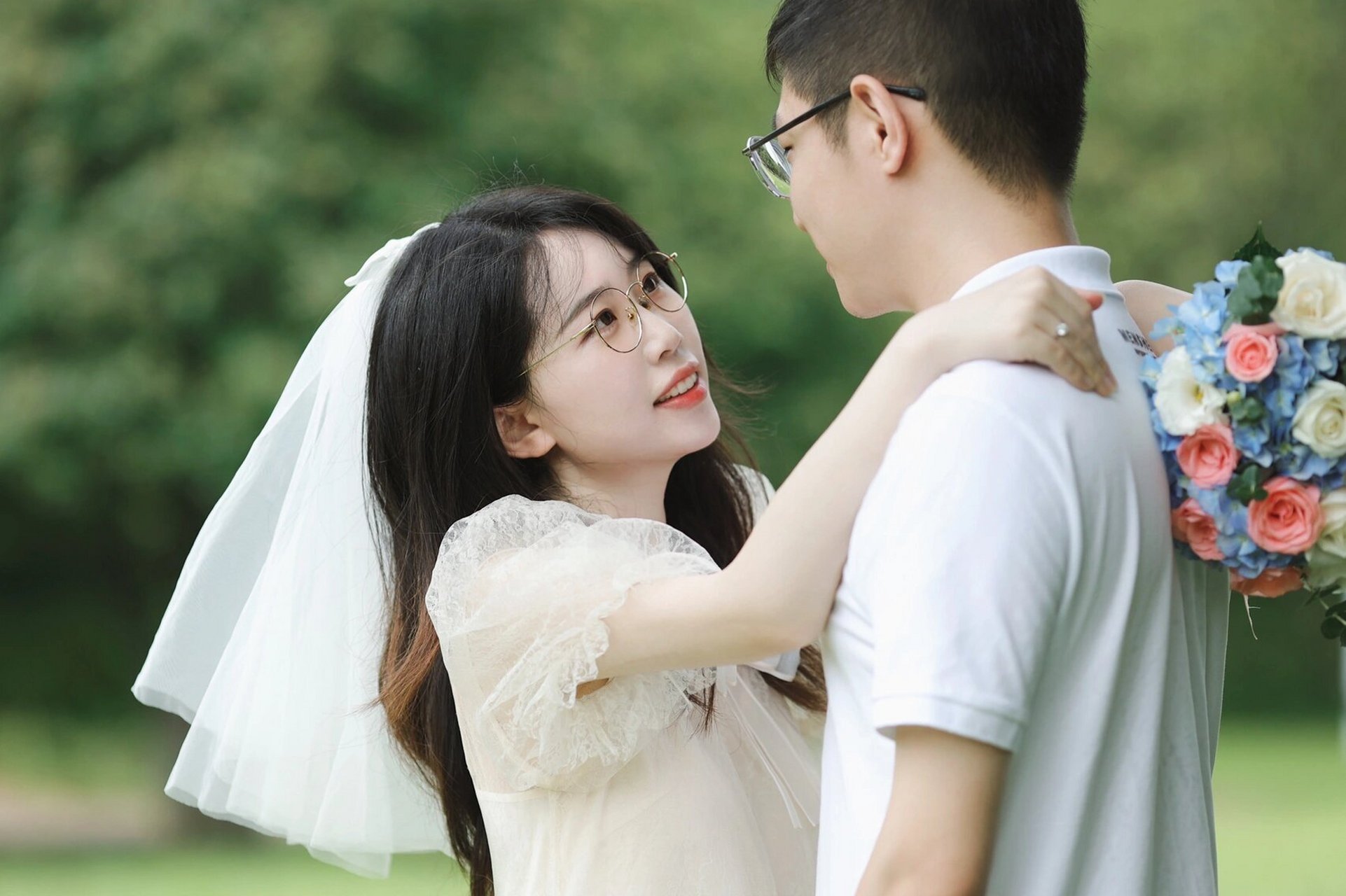 这个搂脖子姿势领证外景必备!