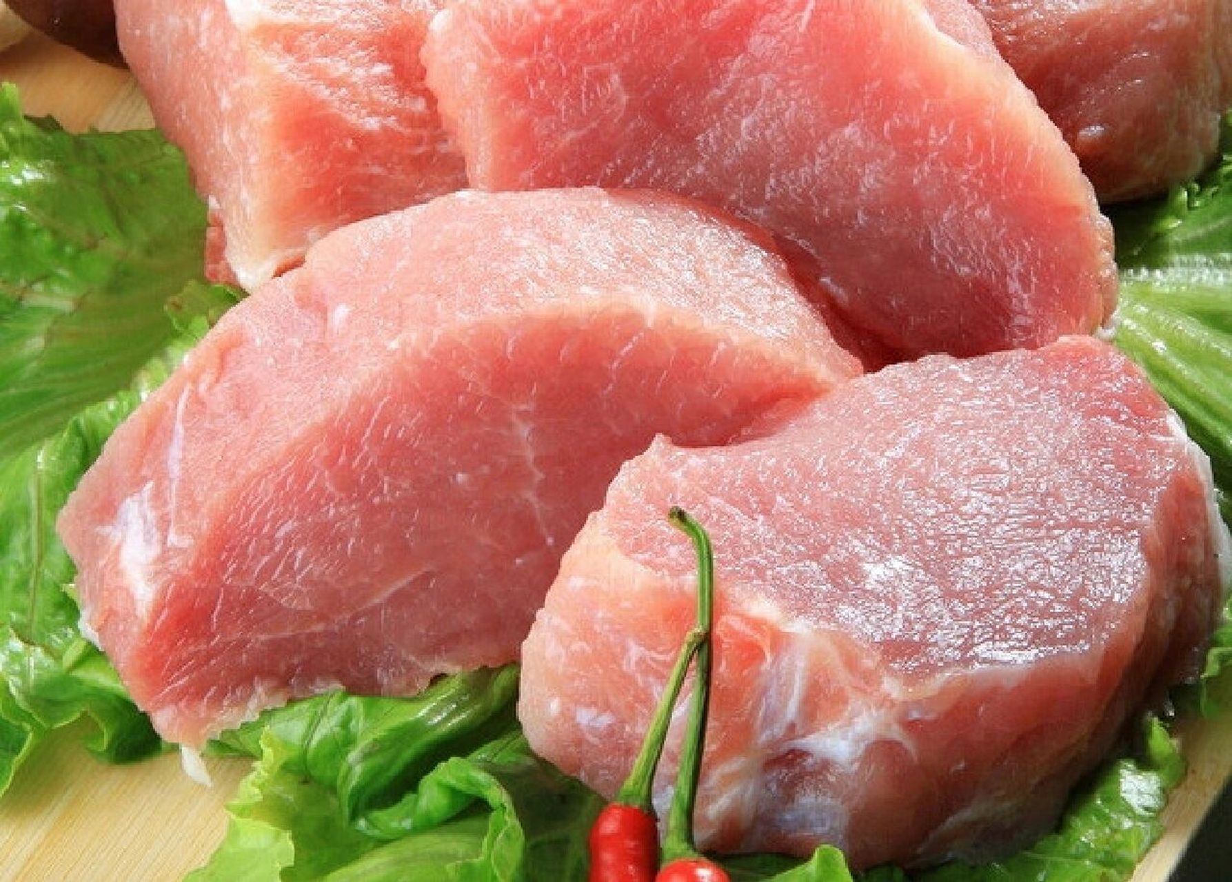 小里脊没有筋膜覆盖,完整的一条肉,猪身上最嫩的肉就是它了.