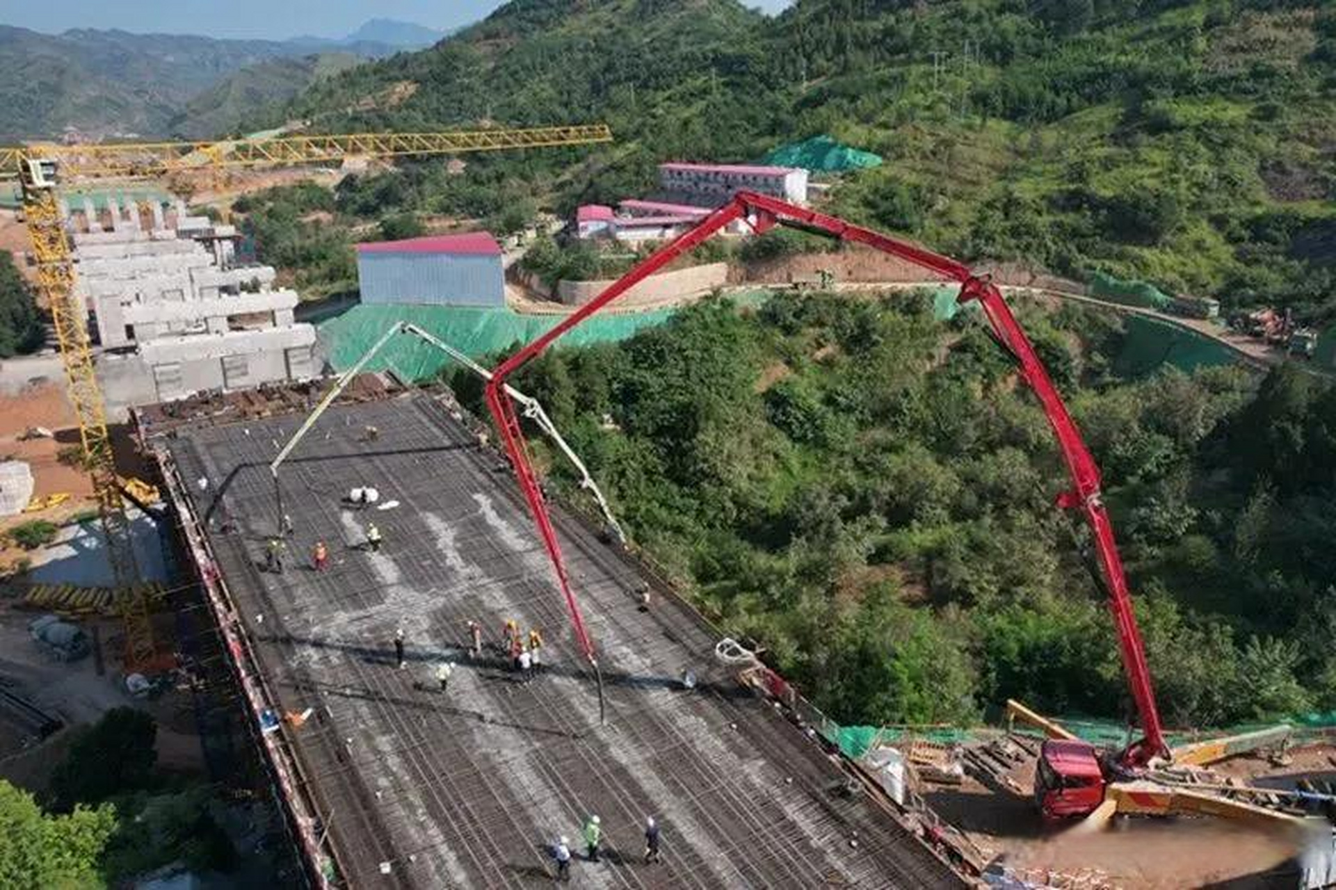 西十高铁漫川关站特大桥连续梁顺利浇筑  日前,随着第一泵混凝土顺利