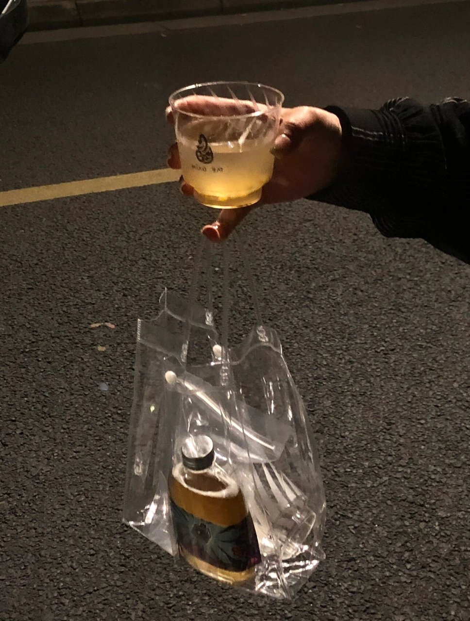 喝shot醉醺醺快乐回家 今晚急忙忙打包了鸡尾酒 和朋友路边喝酒 手机