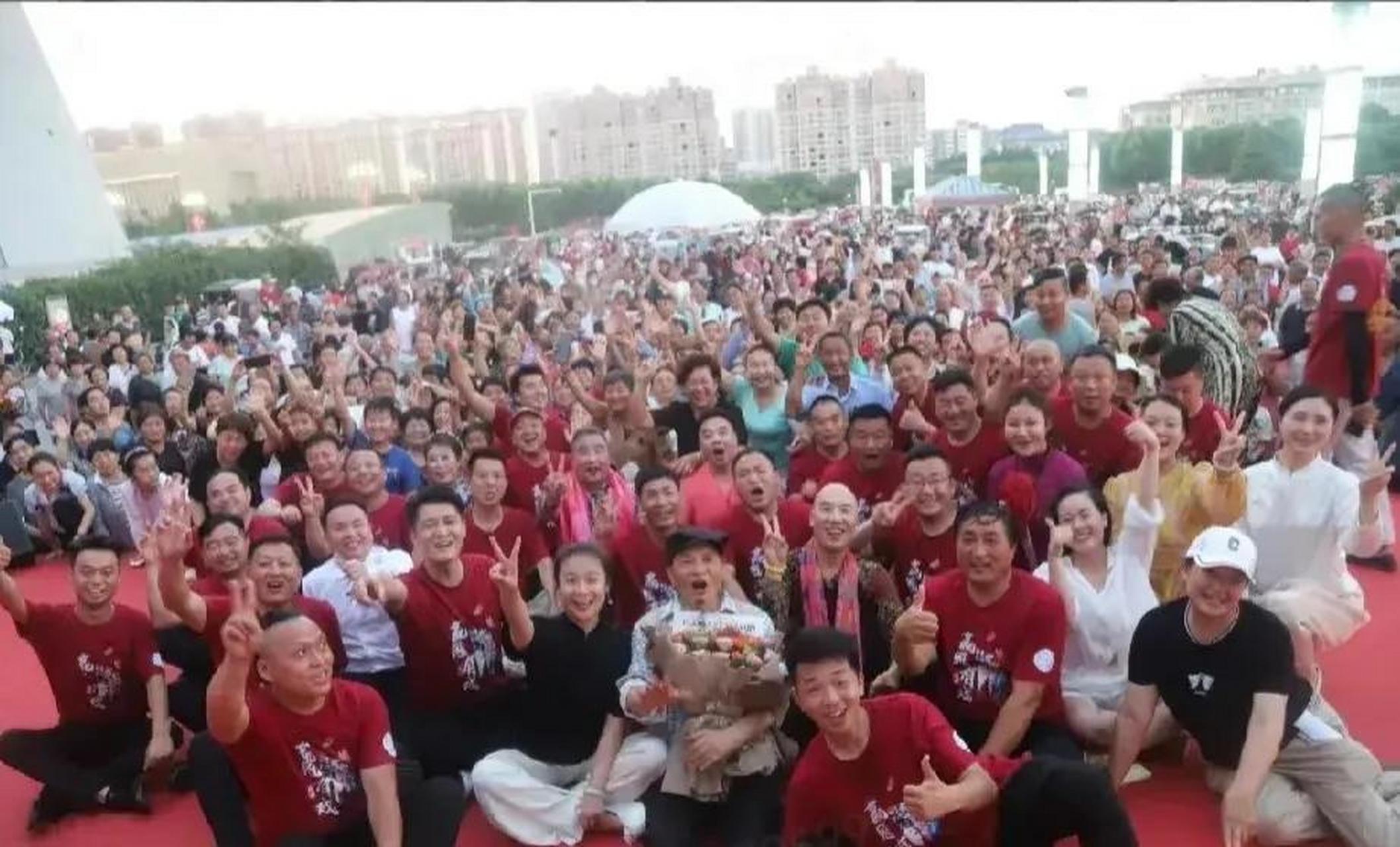 他是53岁的田冠军,国家二级演员.