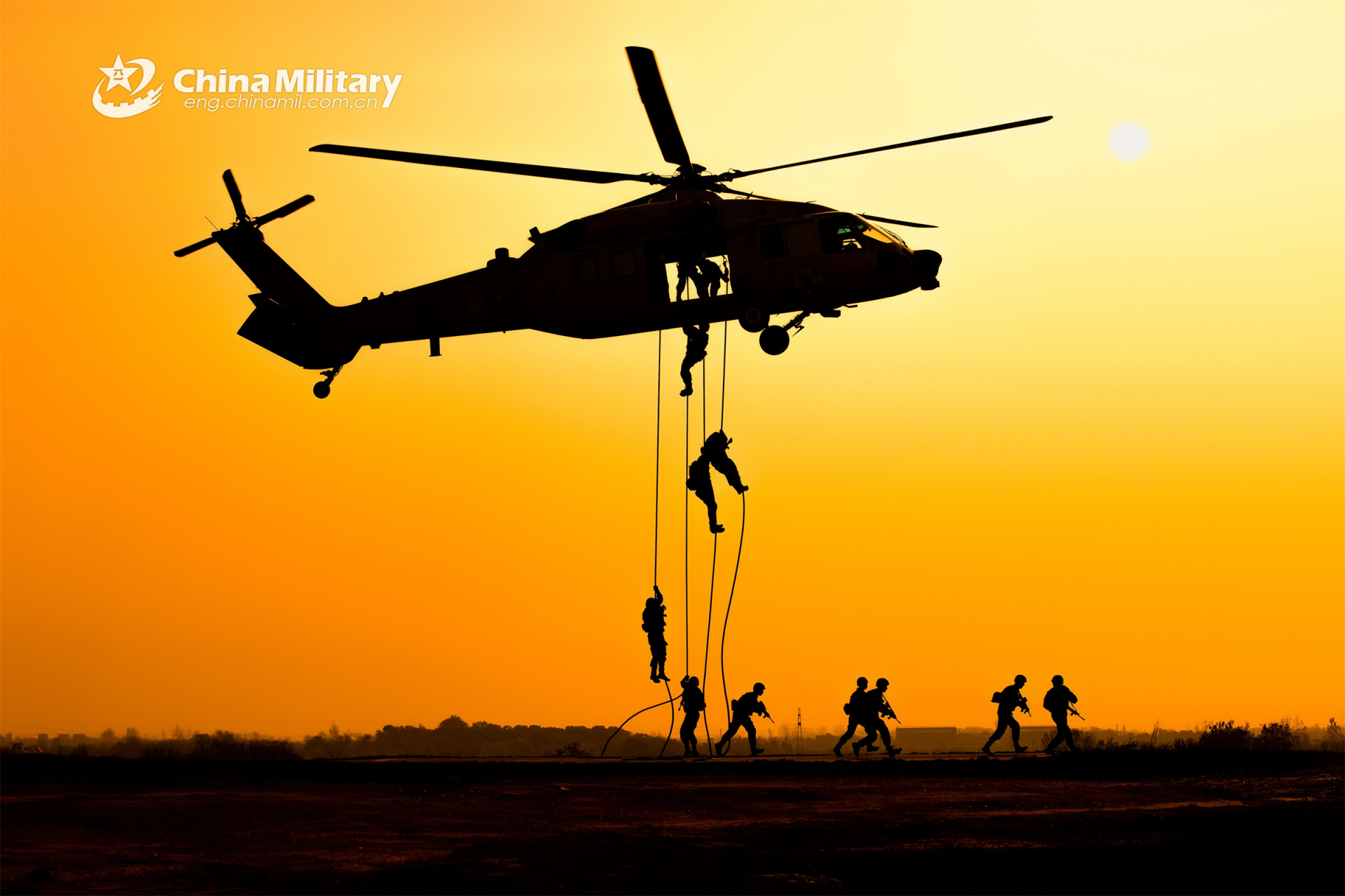 手持m-191突击步枪的美军第82空降师士兵乘坐uh-20"田园鹰"直升机进行