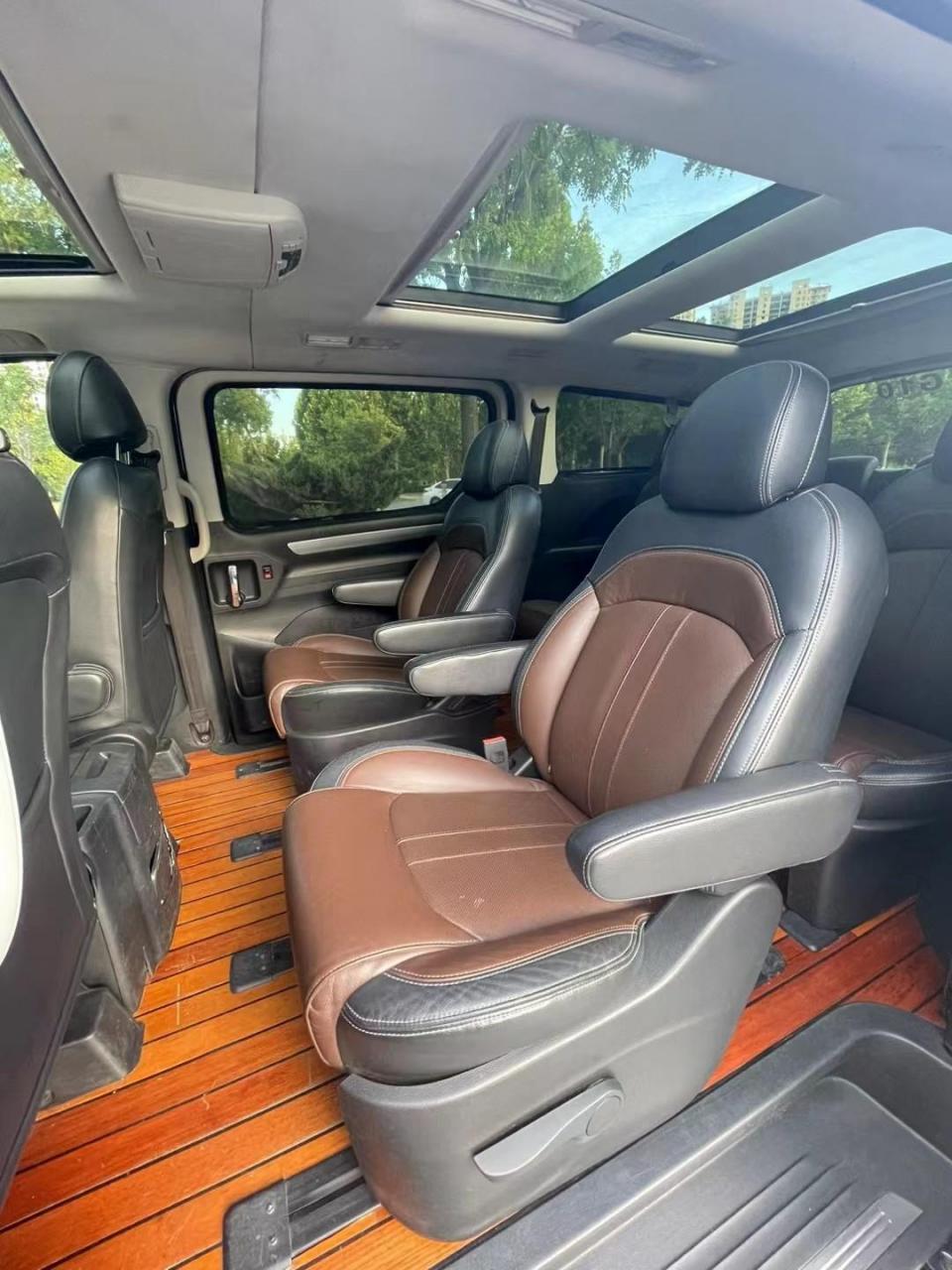 九座上汽大通g10自动挡豪华行政版,三个天窗!三个天窗!