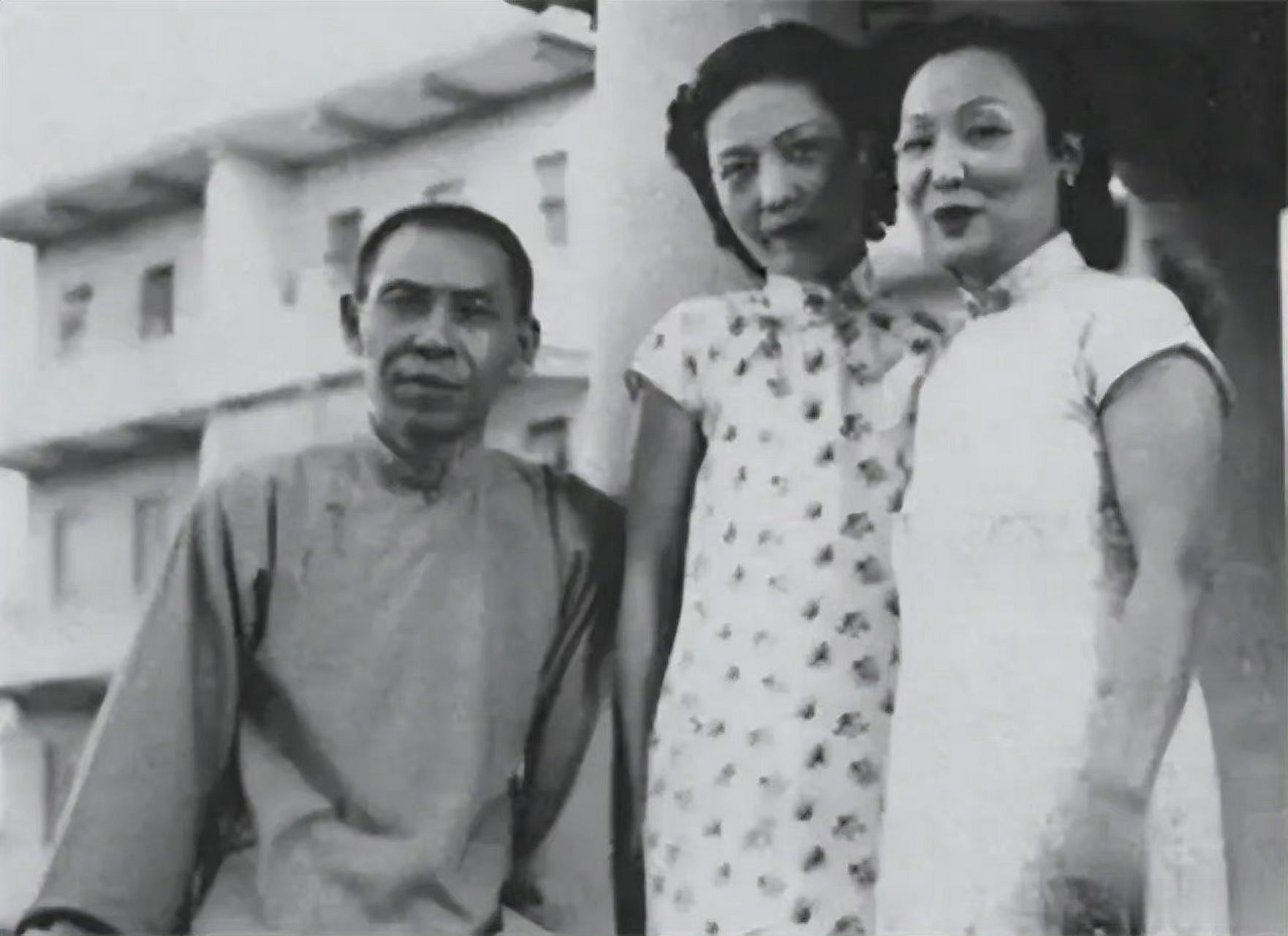 1915年,"杜月笙"迎娶了黄金荣的丫头沈月英.