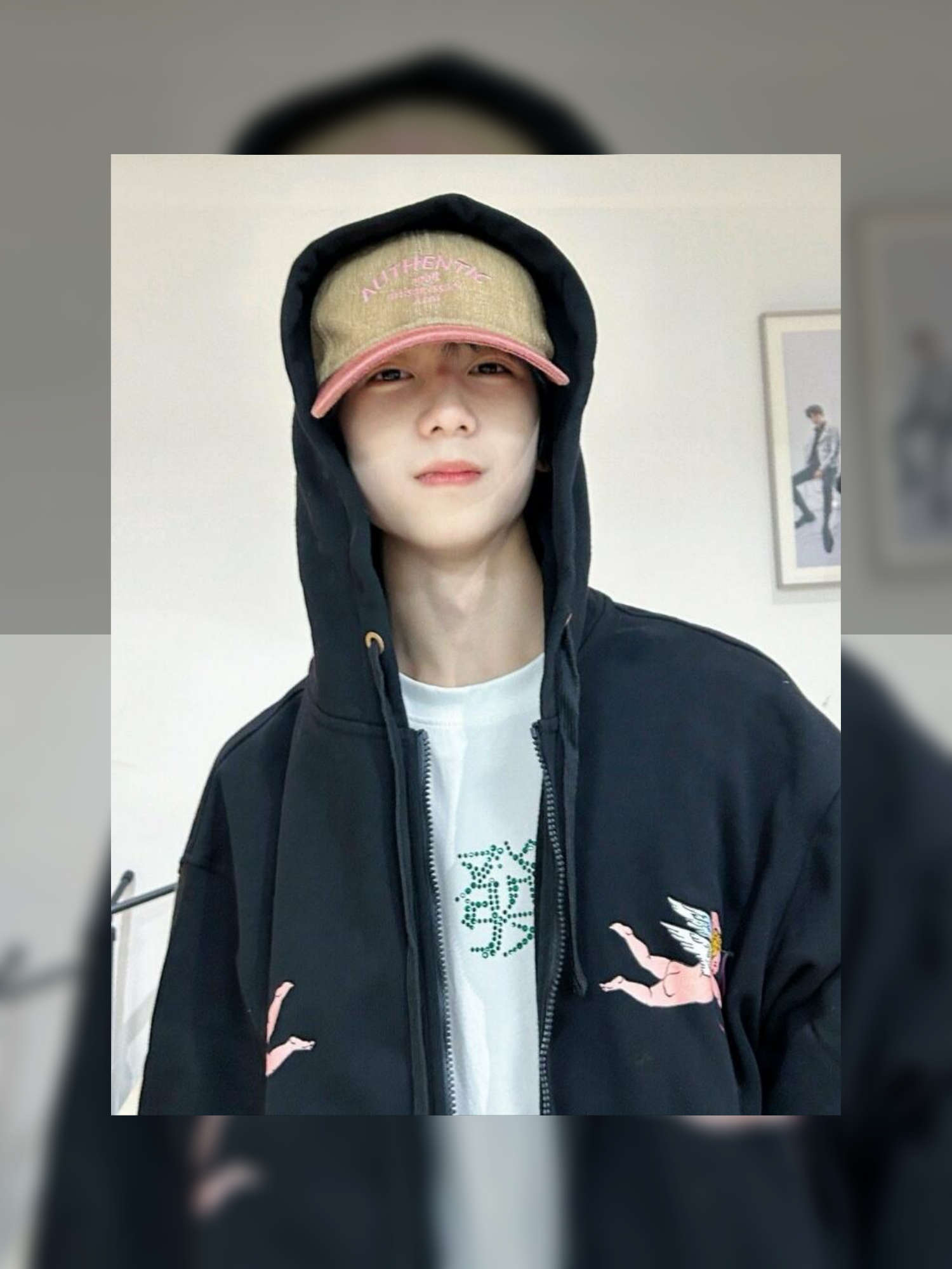 "窗外的小雨下个不停,皎洁的月光直射进屋内,照在