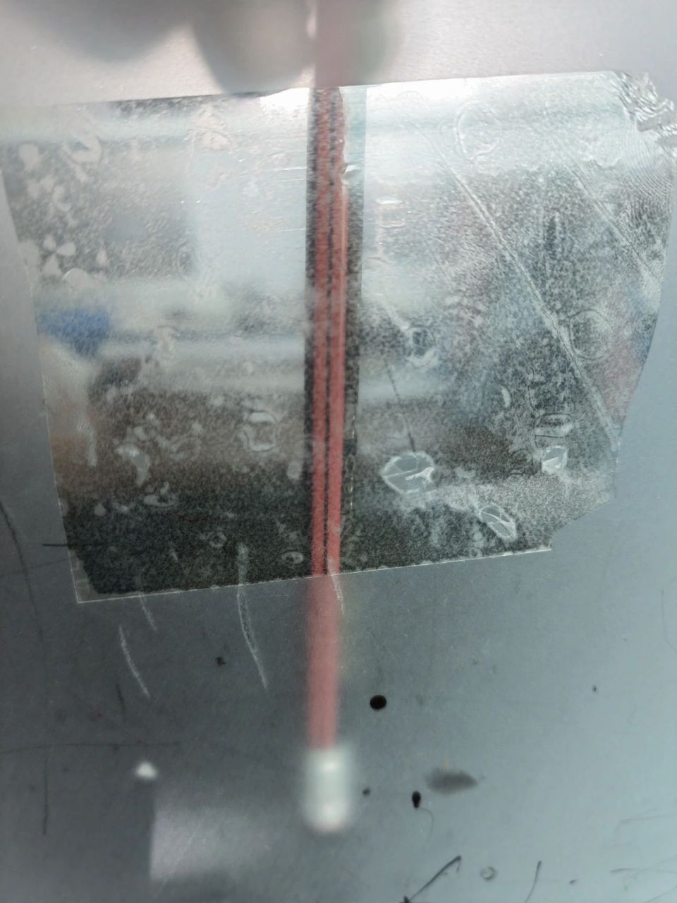 磨砂玻璃粘上透明胶带后,竟然变成了透明玻璃. 这是什么原理?