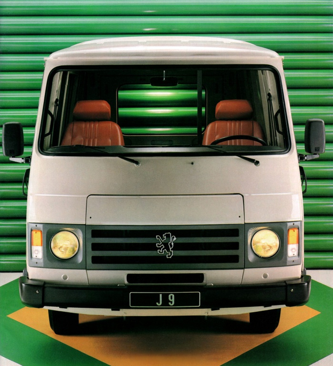 憨憨的标致面包车j9,1980-91年在产,车门有点特点.