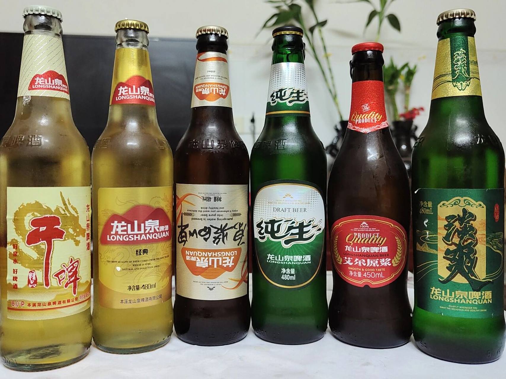 龙山泉啤酒 买来跟朋友一起喝的,但没时间约,我就先喝了瓶淡爽,剩下的