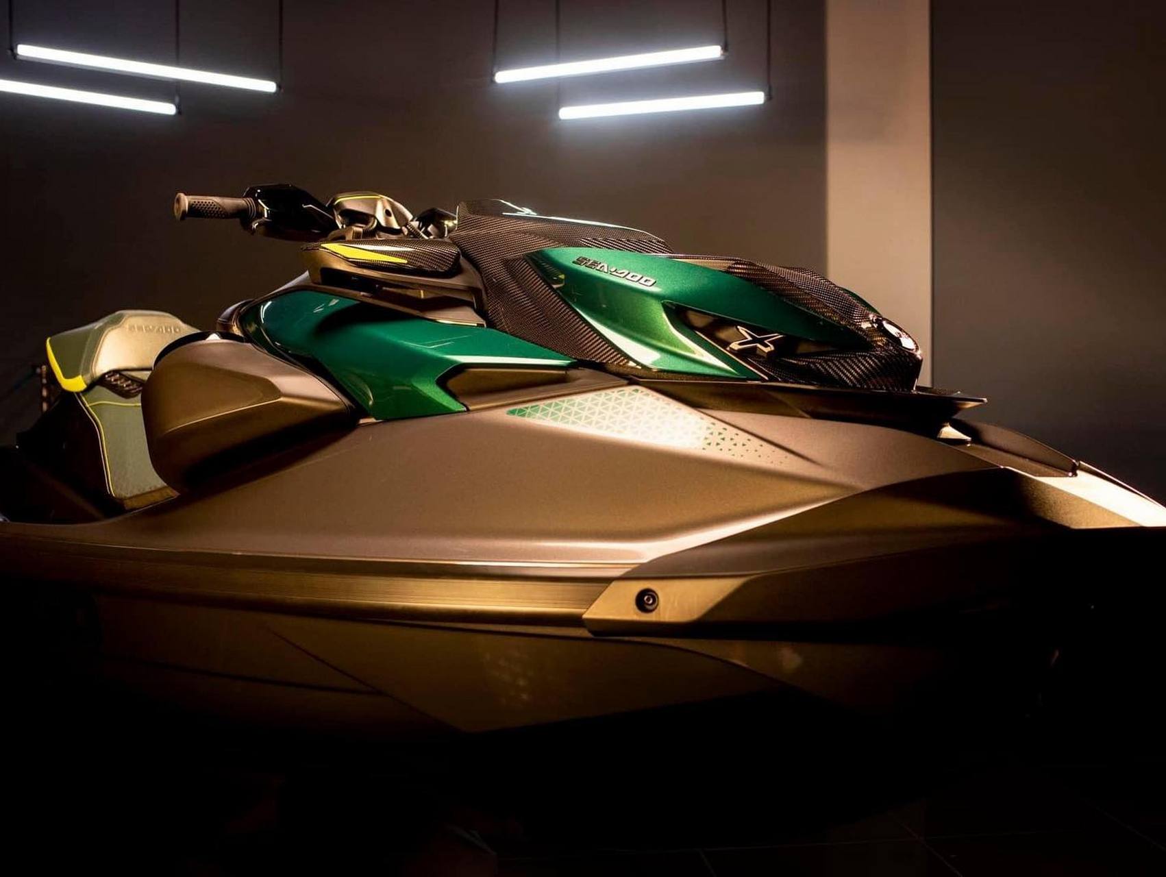 新款庞巴迪摩托艇加了碳纤维.