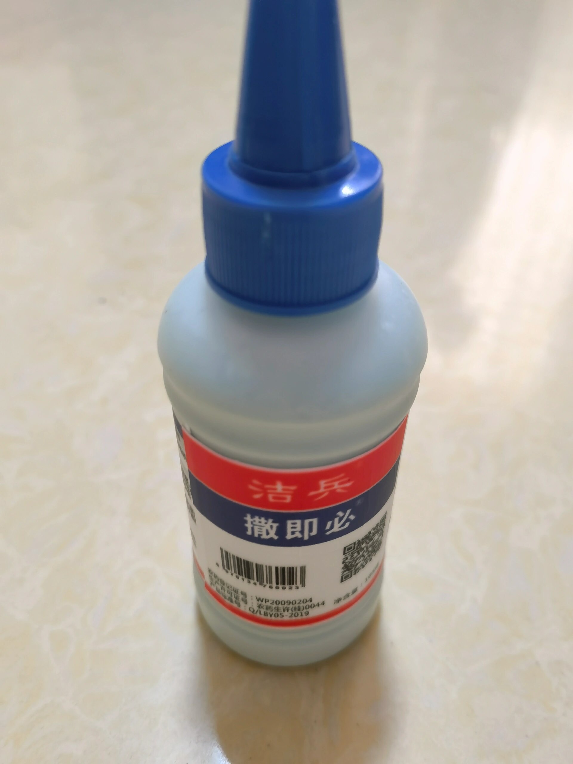 敌敌畏可以灭衣鱼虫吗 敌敌畏是一种通用杀虫剂,它的味道大,对人也是