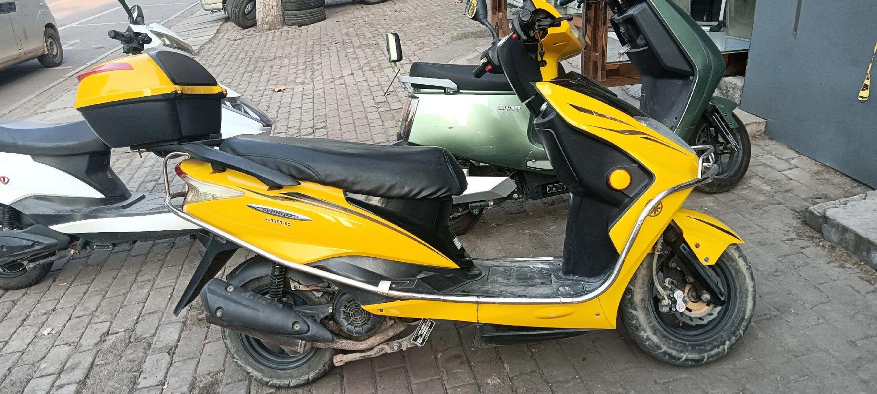 劲力125踏板摩托车,外观不错,不烧机油,浮力价799,看上的速度来秒