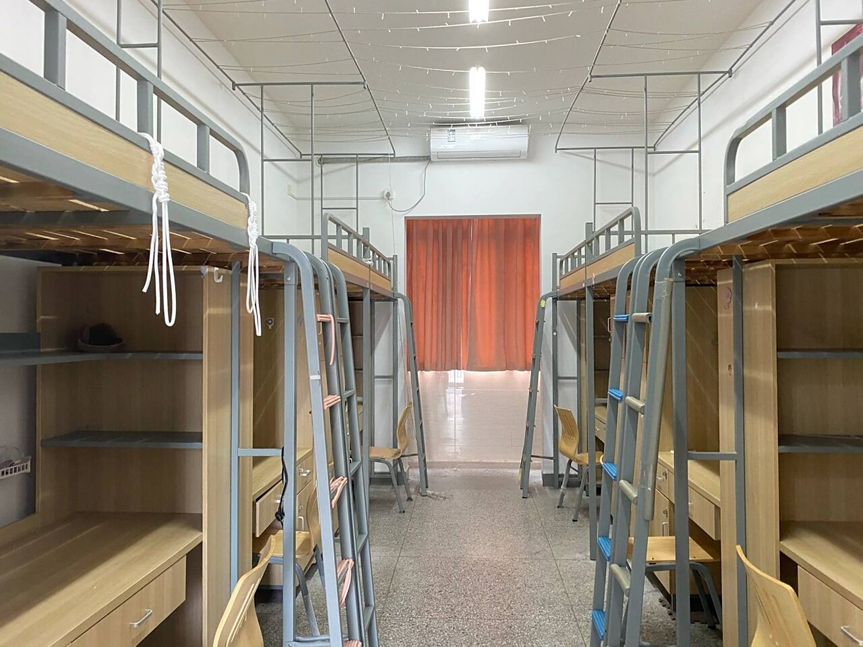 欢迎大家报考南京城市职业学院 南城回答:宿舍六人间上床下桌,每一栋