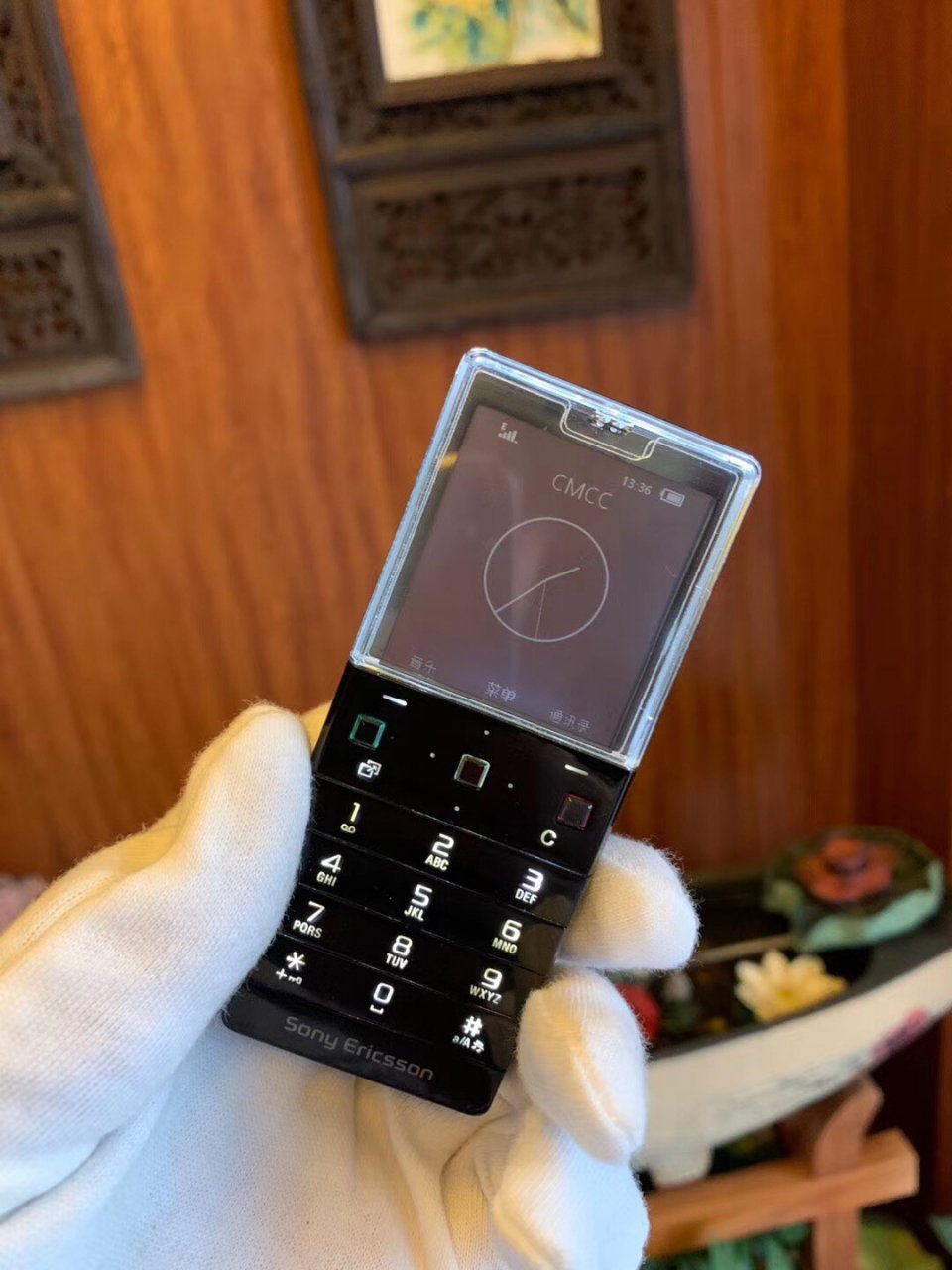 索爱 sony ericsson x5-首款透明屏幕手机 这是2009年的手机作品,乖巧