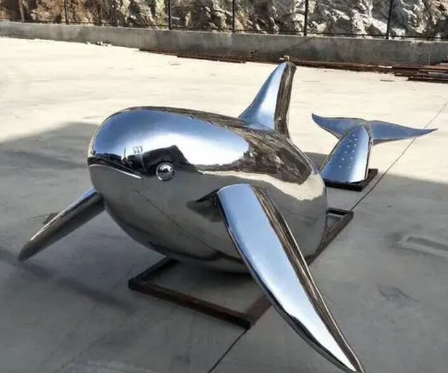 不锈钢鲸鱼雕塑的寓意 95不锈钢鲸鱼雕塑的寓意 不锈钢鲸鱼雕塑是一