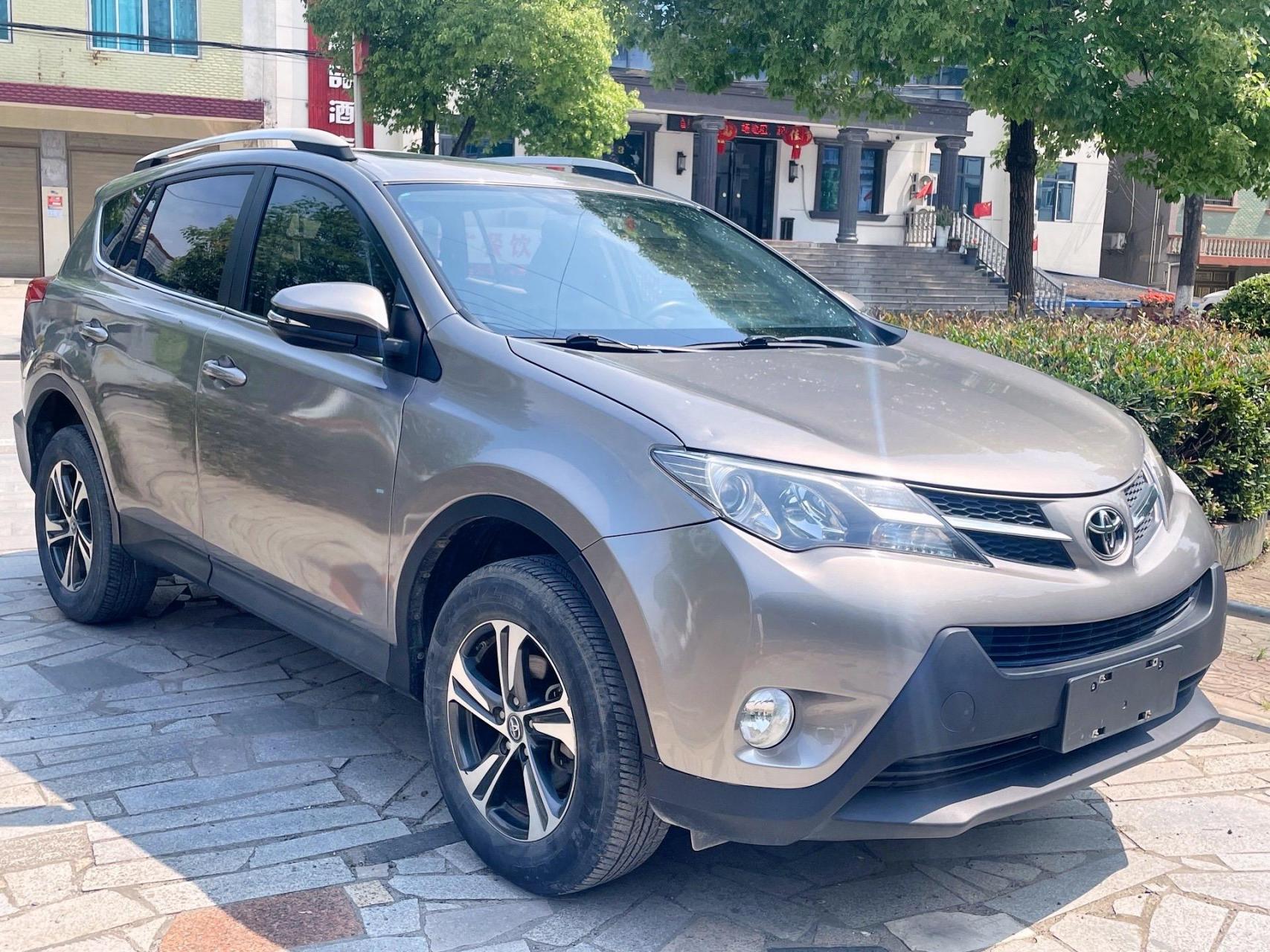 2017年上牌的丰田rav4荣放:钛晶灰的颜色高端大气!2.