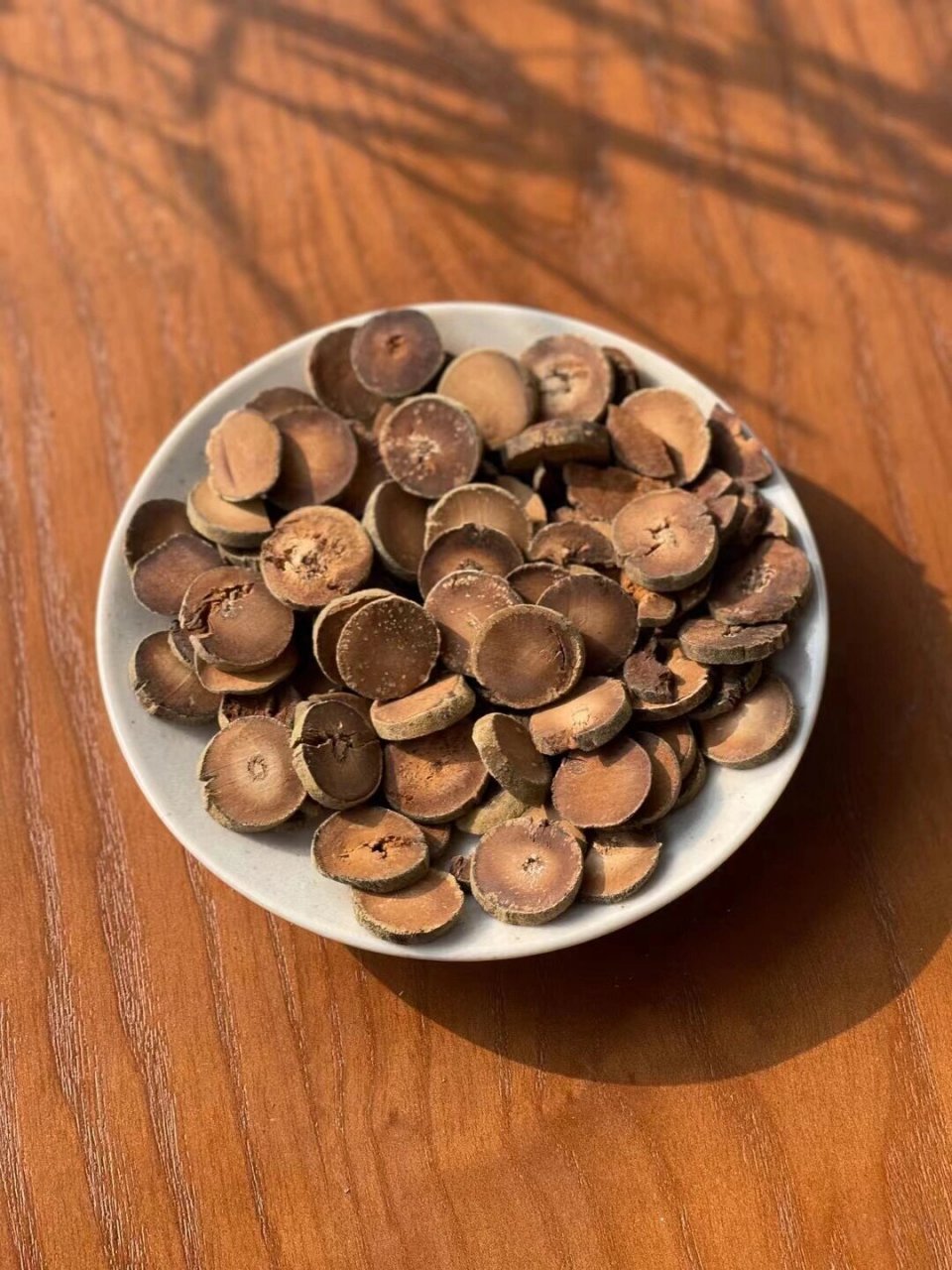 中药材化橘红的功效与禁忌 中药材化橘红是一味理气药,为芸香科植物