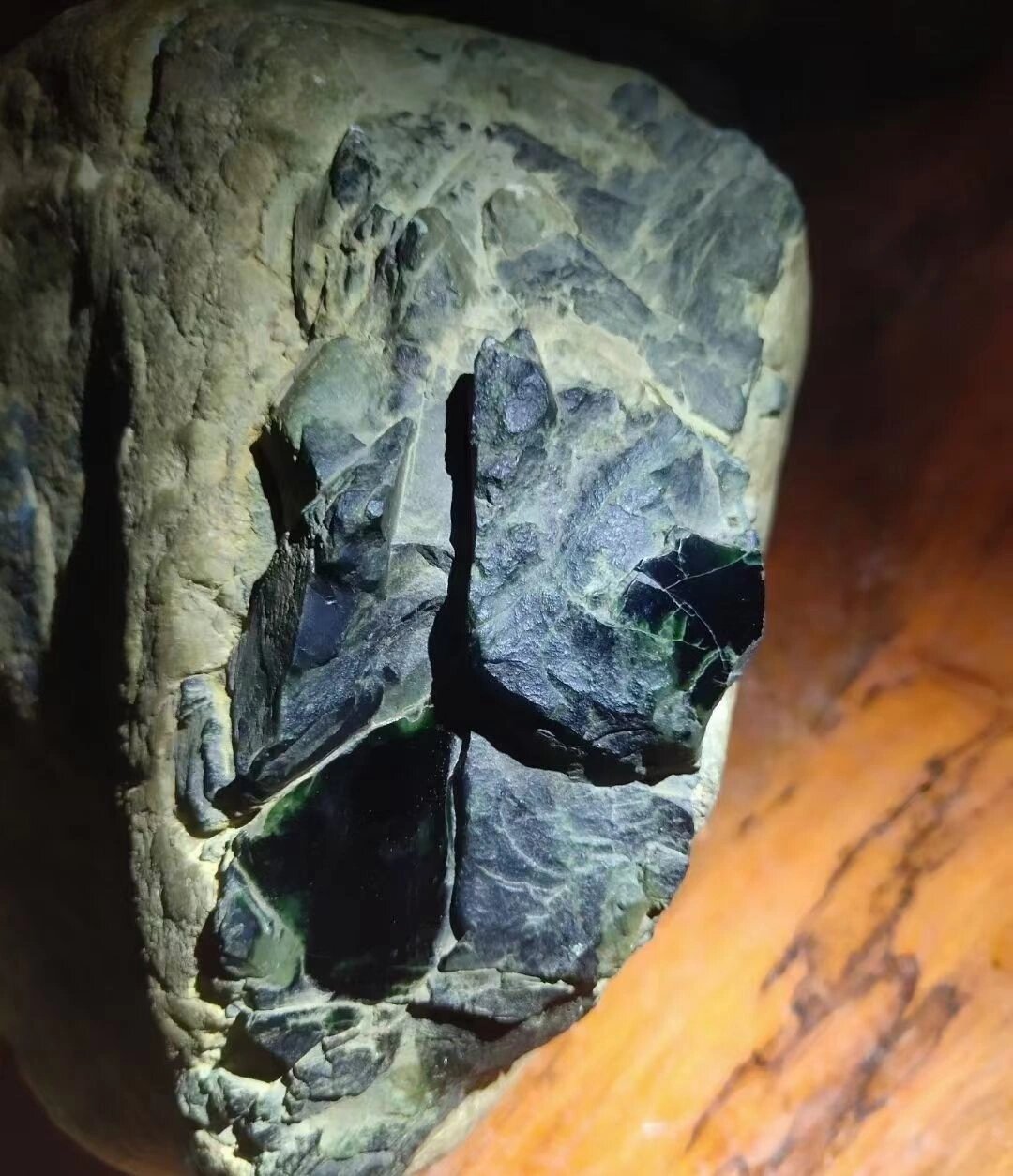 墨翠的主要矿物为绿辉石,含有少量的硬玉,钠铬辉石,钠长石,透闪实等