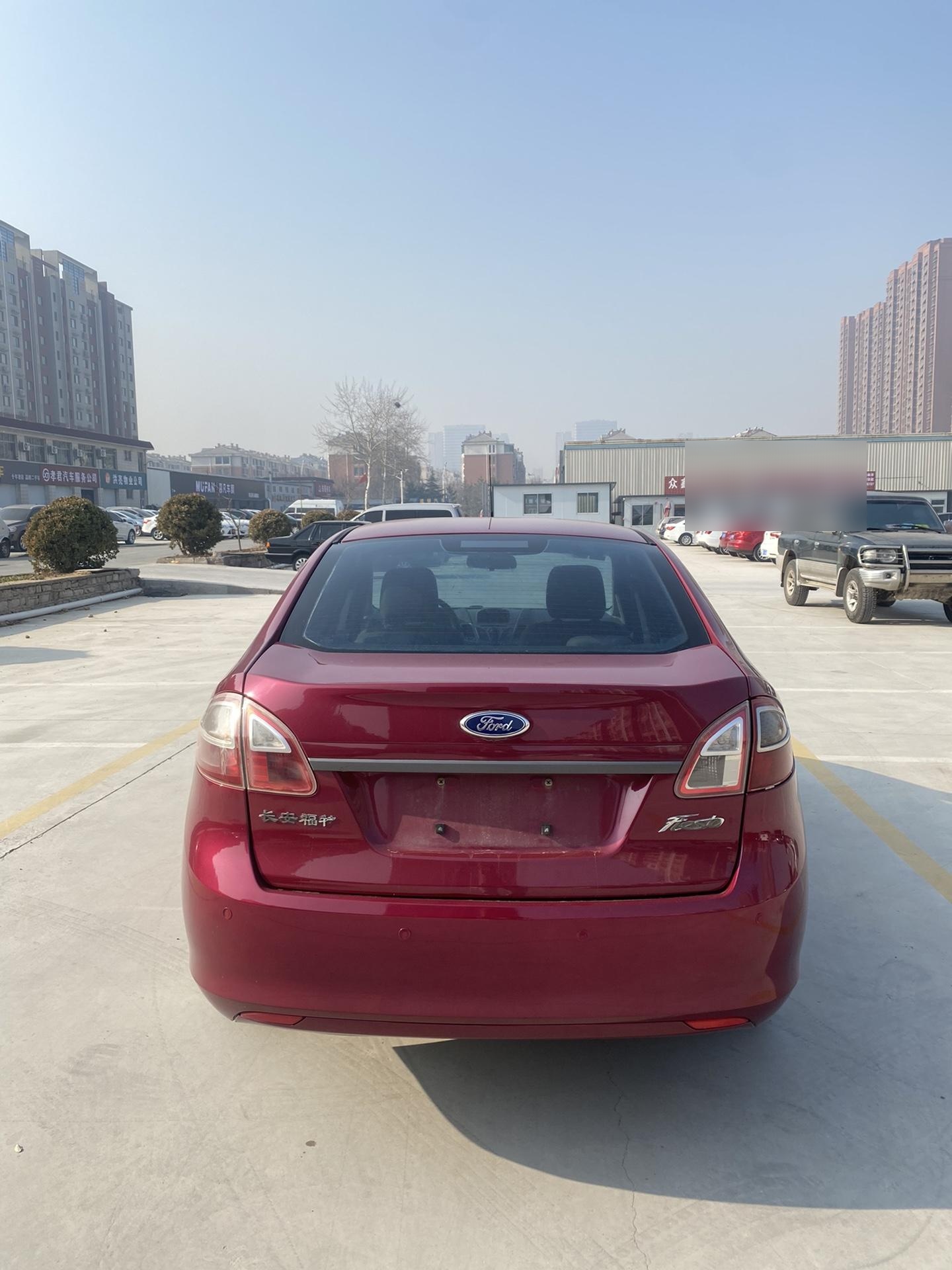 2010年福特三厢嘉年华,手动挡