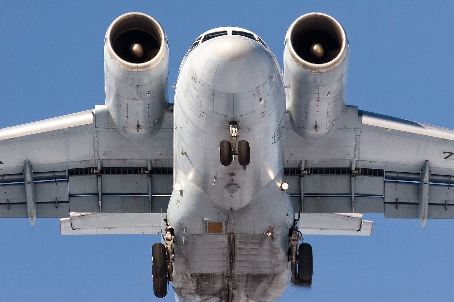 肩抗发动机的安-72短距起降运输机