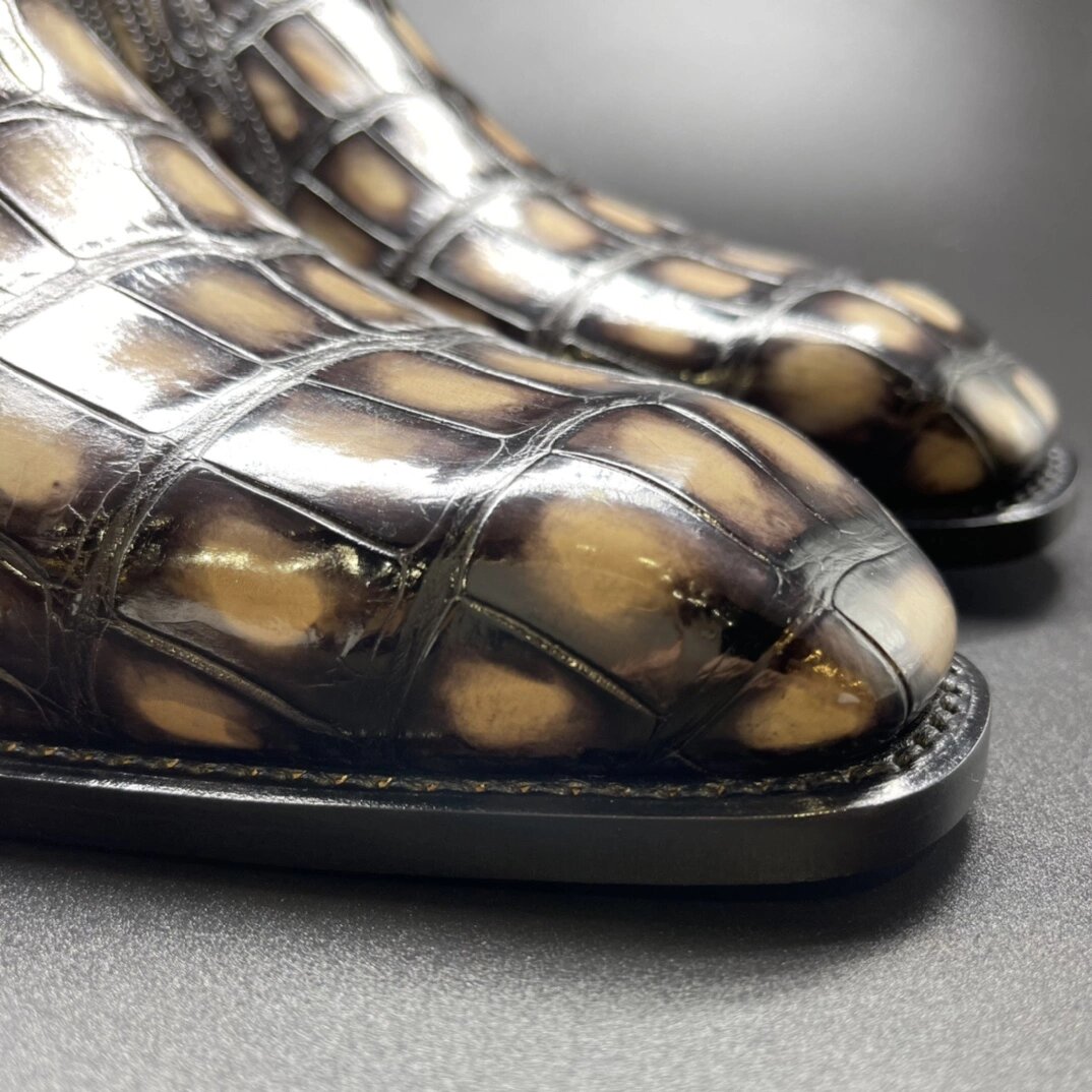 今天教你用四个维度辨别真假鳄鱼皮 1.