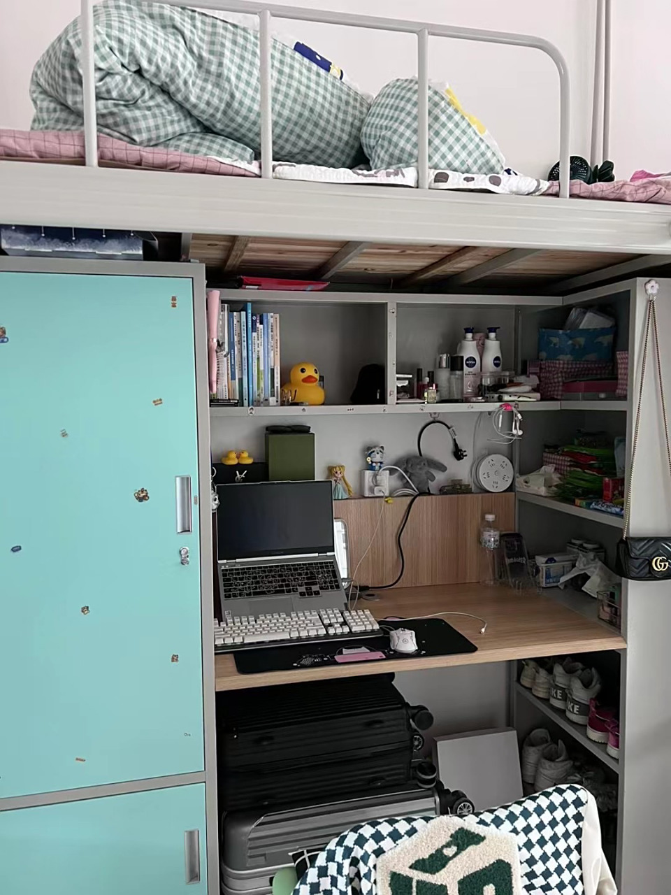 广西现代职业技术学院 广西现代职业技术学院16栋女生宿舍,上床下桌