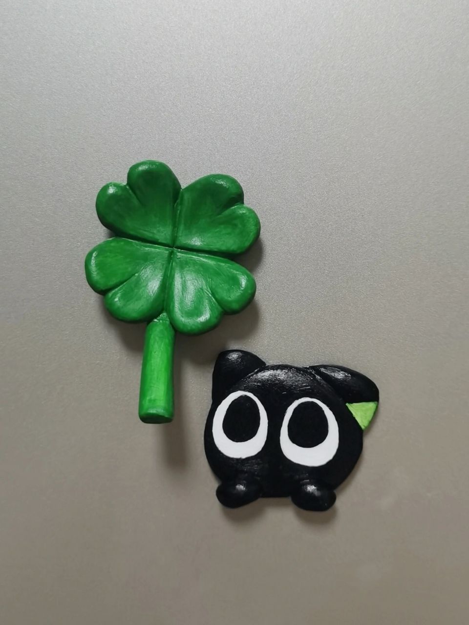 石塑黏土冰箱贴,罗小黑和四叶幸运草 一不小心,四叶草上色颜色深了