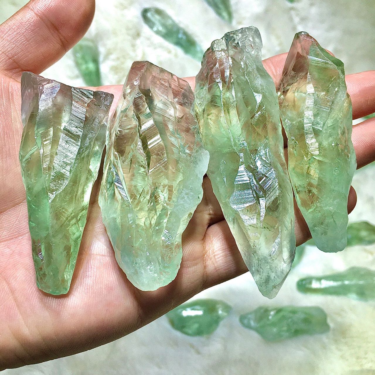 其次绿水晶寓意为希望和活力,因为绿色象征着生命力,活力,是一种生机