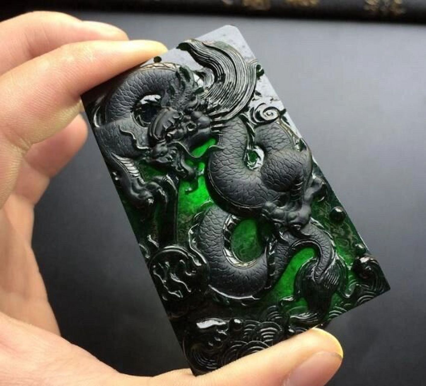 墨翠翡翠介绍 墨翠除了颜色不同外,其他特性均与其他颜色的翡翠几乎