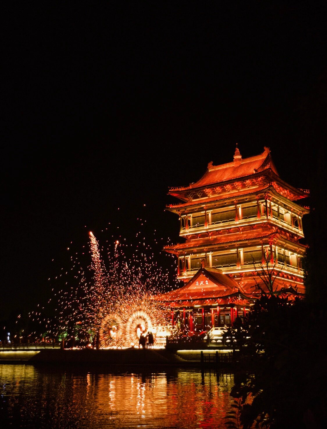台儿庄古城|看打铁花的最佳地点 晚上来看打铁花的人真的好多!
