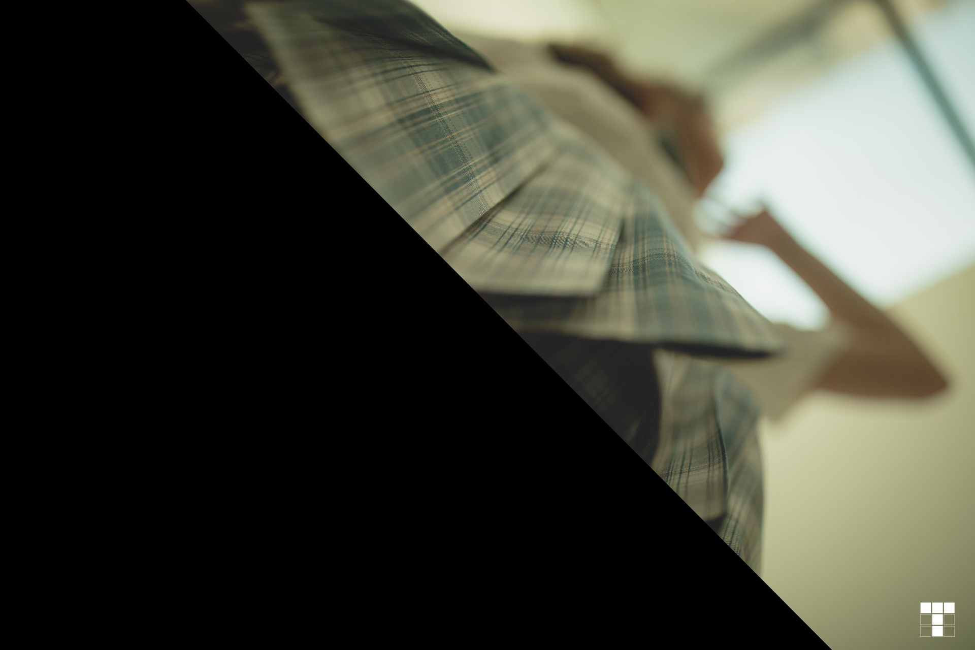 变态偷拍裙底视角 这张照片当然是在miss t知情下拍的,毕竟我举个相机