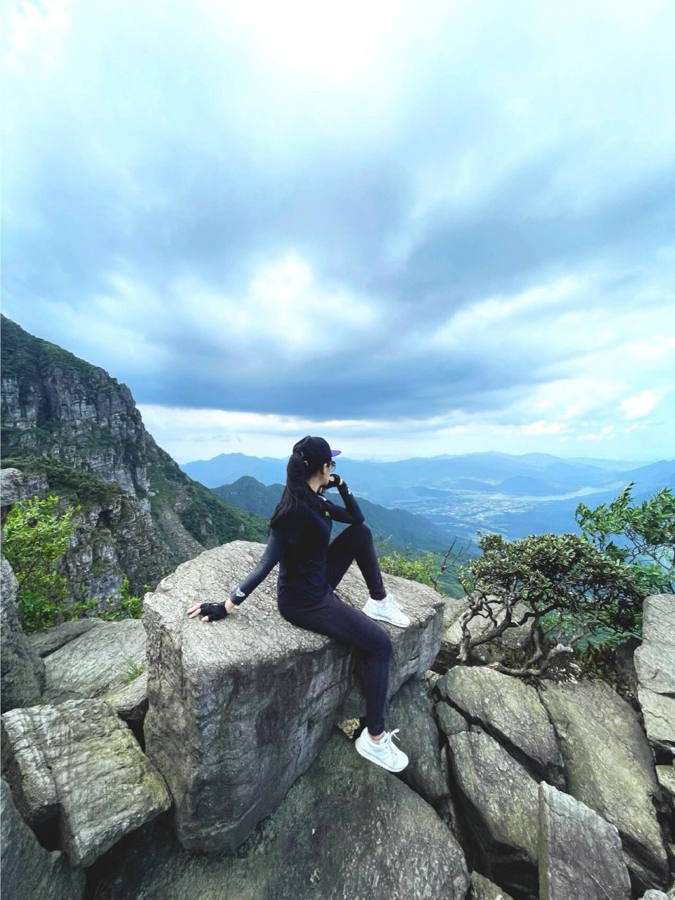 茶岩顶位于韶关曲江罗坑镇内·毗邻英德 97 山顶长满野茶树而出名