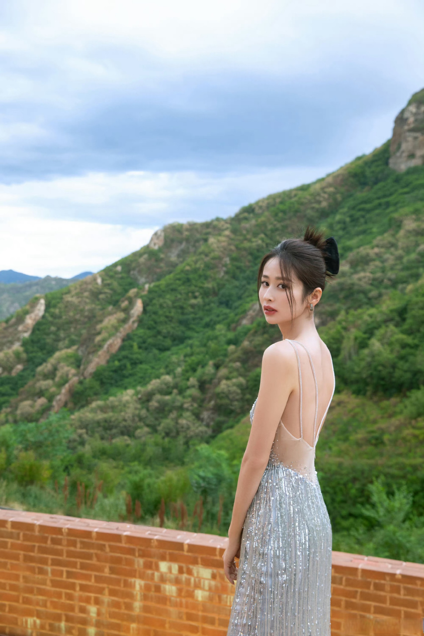 颖儿亮片露背连衣裙拍摄,这个背真的很薄.