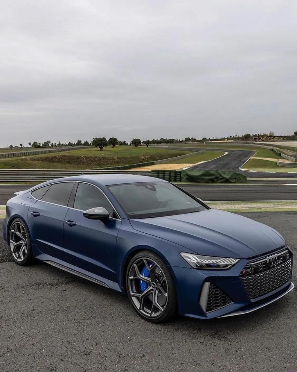 奥迪rs7 performance 前脸采用家族式设计,六边形熏黑进气格栅 车顶