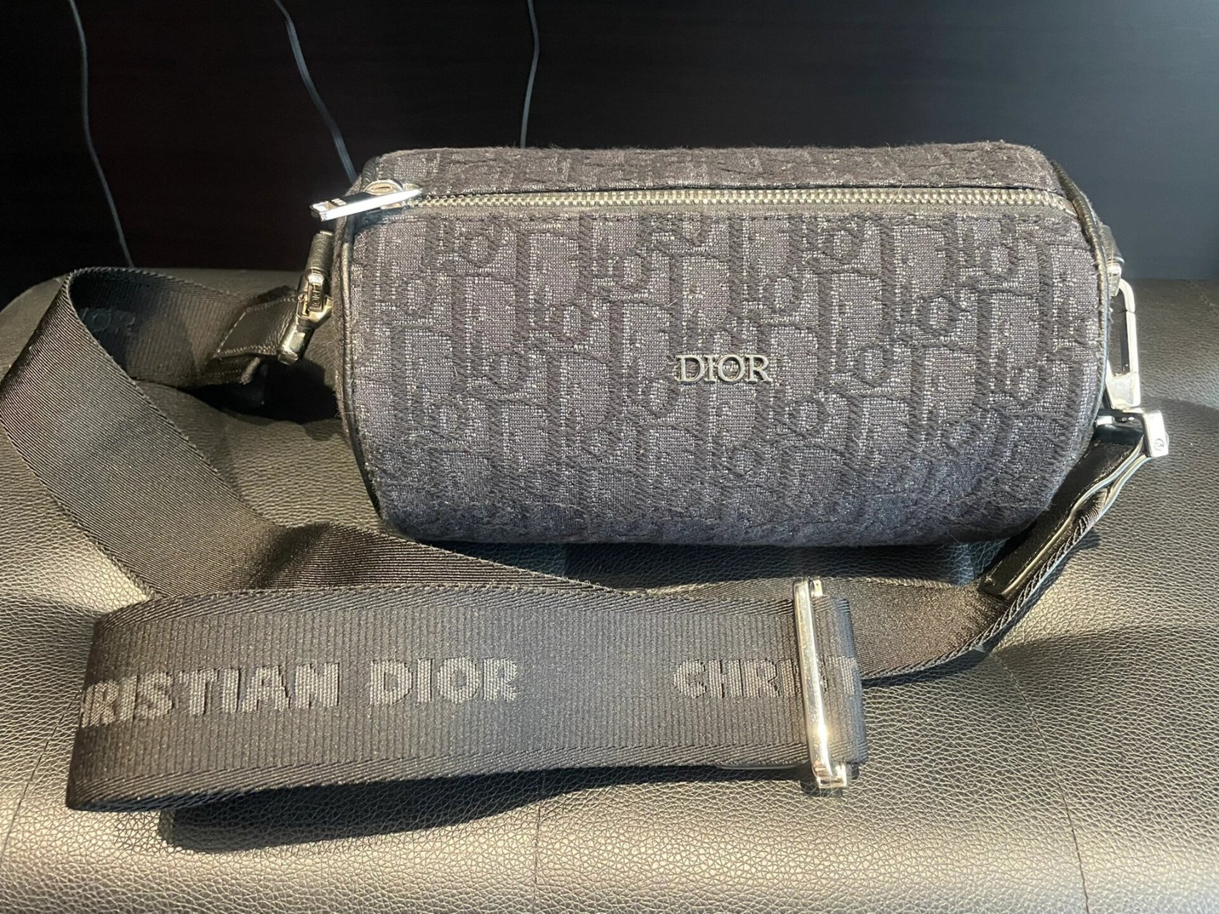 dior圆筒包 dior圆筒包 黑色 dddd 斩男又斩女 男女都可背 帅得一逼