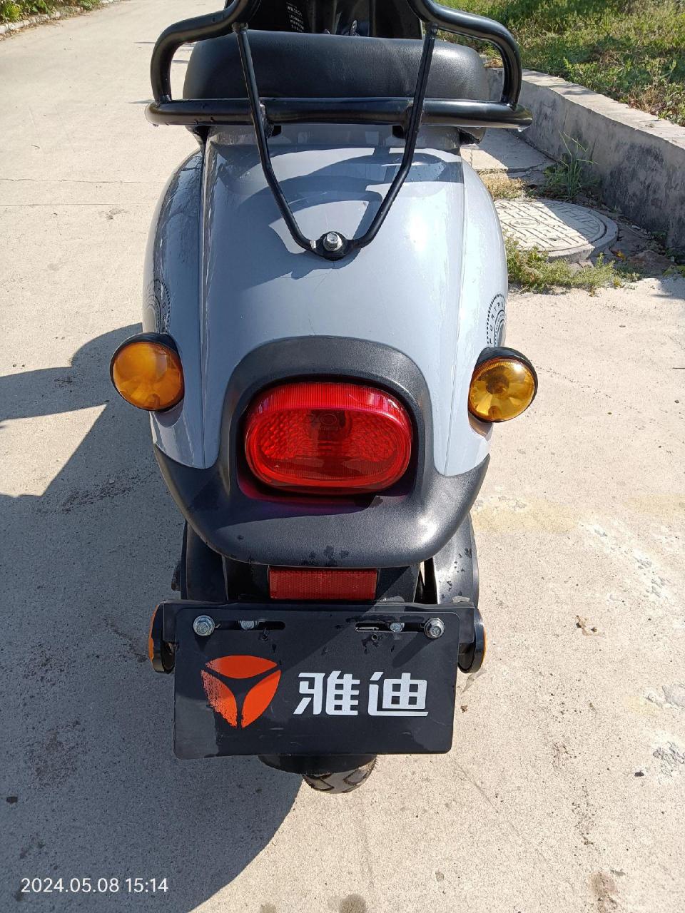 雅迪米彩2021款,60v20安雅迪原厂电瓶,led透镜大灯,车速两档可调,原车