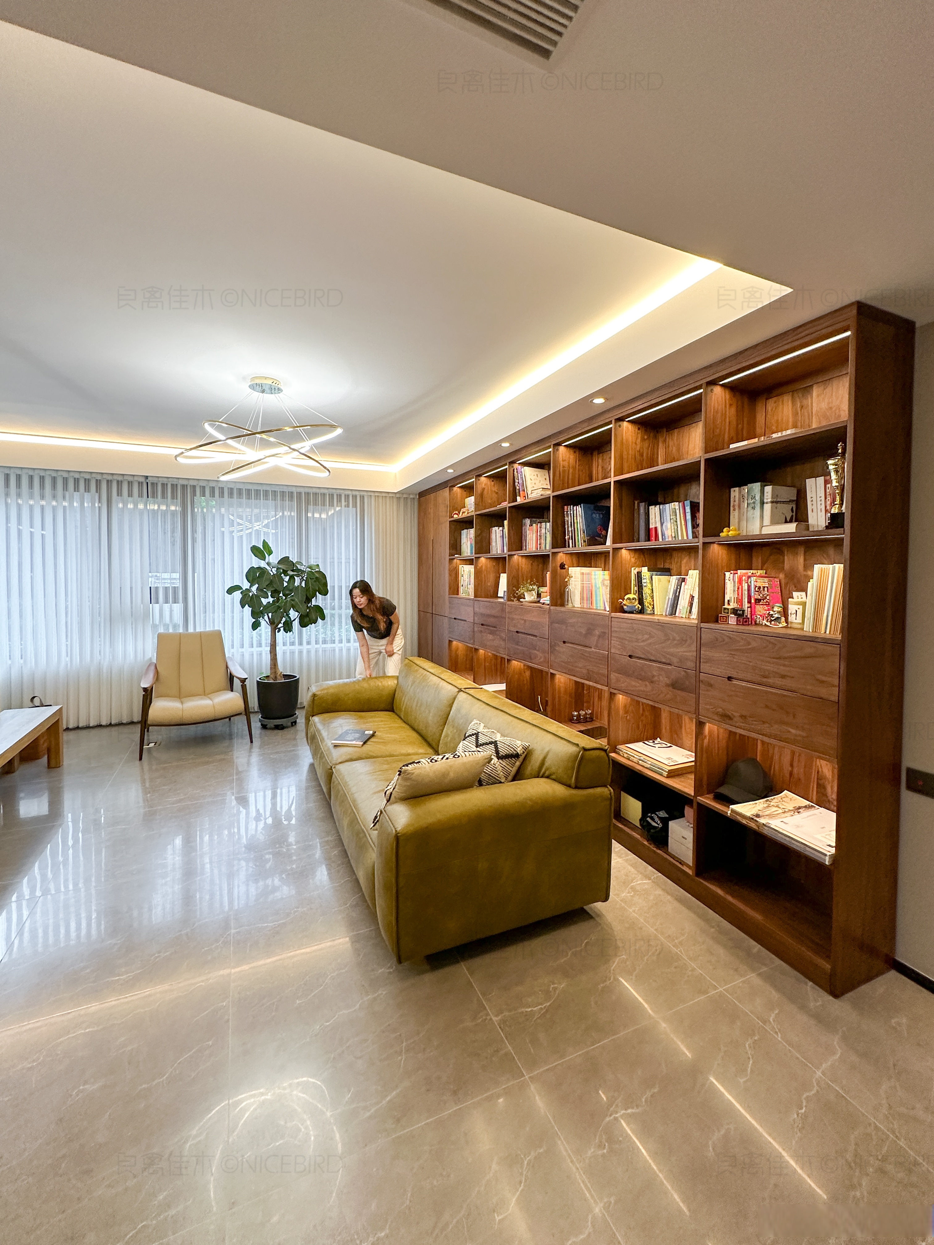 客厅布局一招显大,看看这家是怎么做的吧～ 首先靠