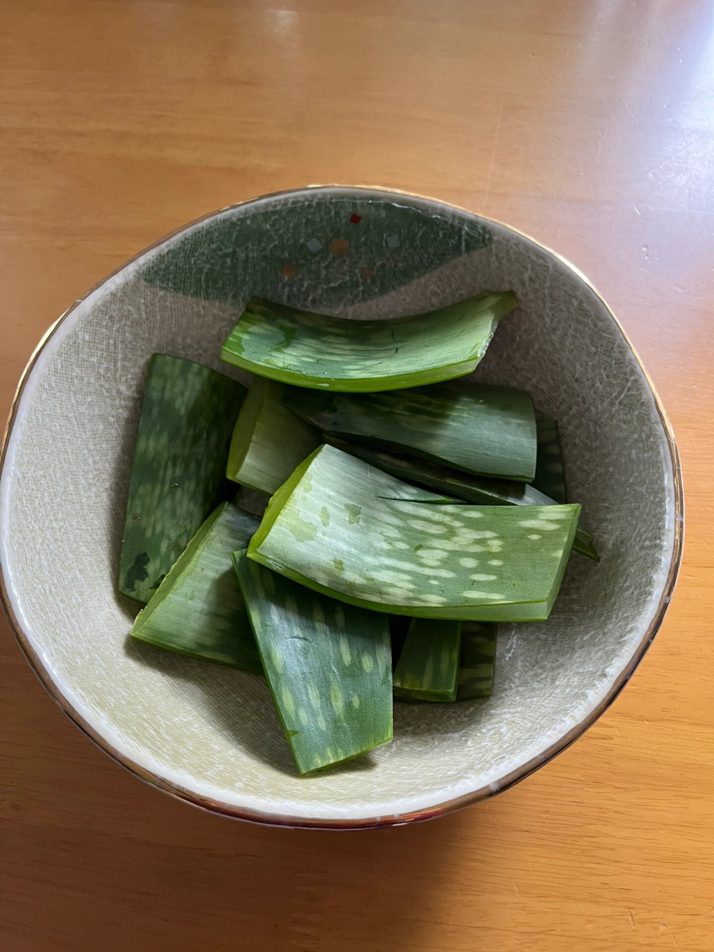 自制芦荟胶 老人家教的方法,亲测,做出来的芦荟胶做面膜可以强健肌肤