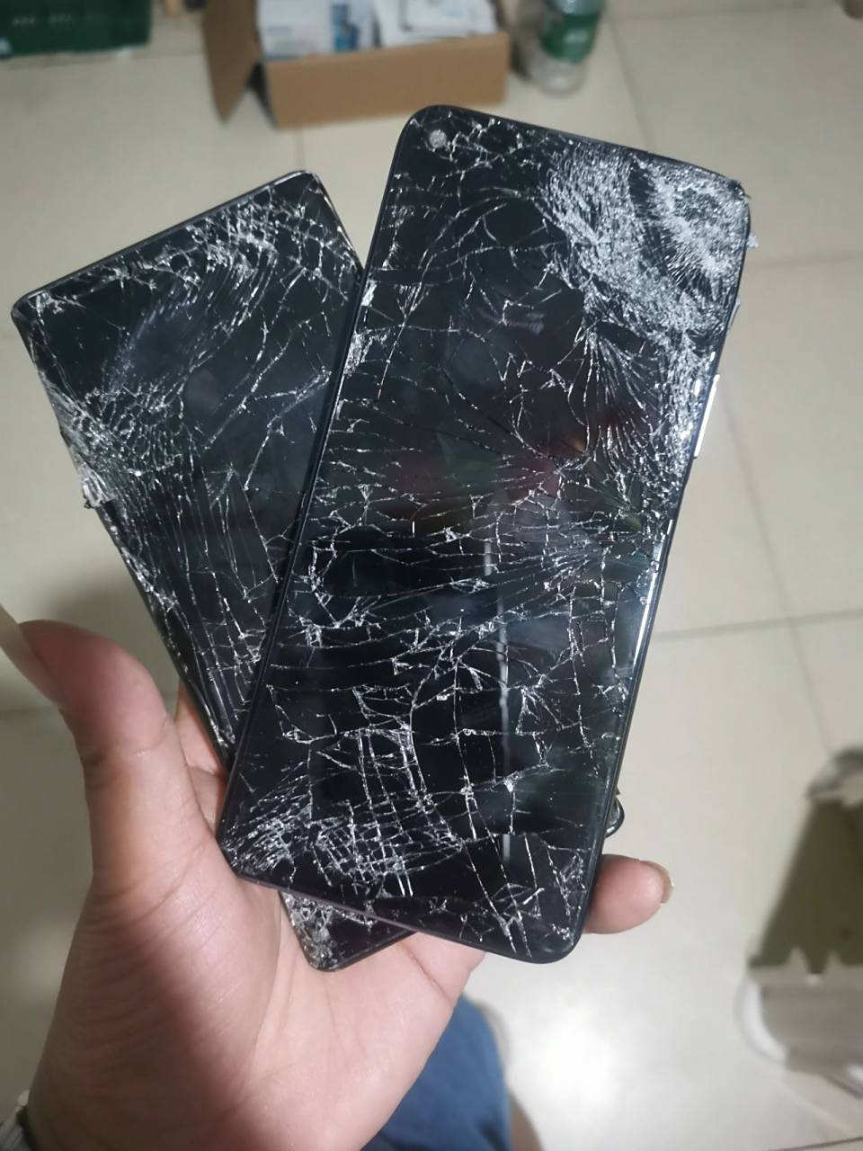 这种破烂手机别再换脸盆了 回收几百块一台 高价回收02烂手机,破