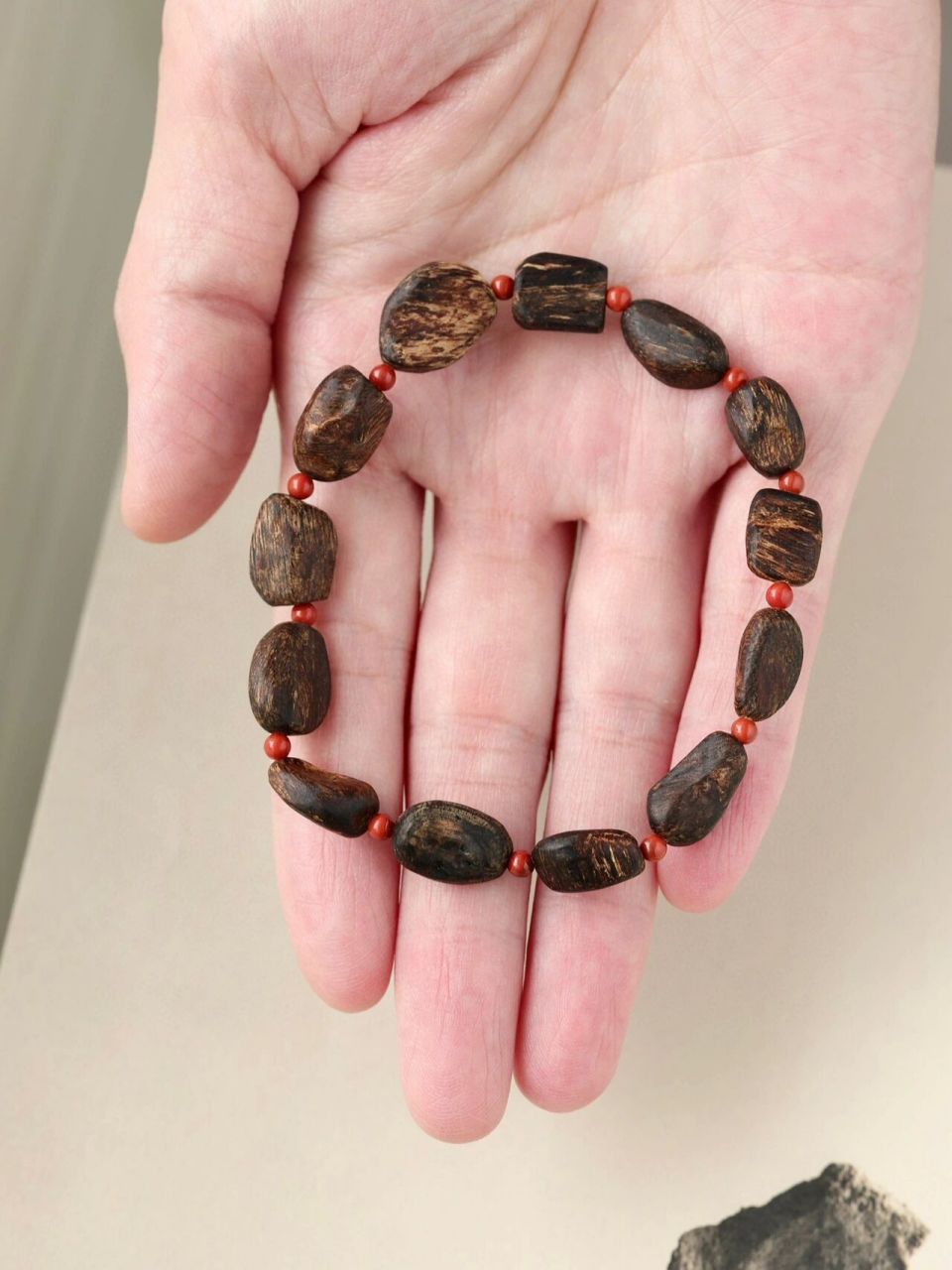 马泥涝沉香"随形手串" 沉水,精心选料,细致打磨,甜意萦绕,舒缓而不