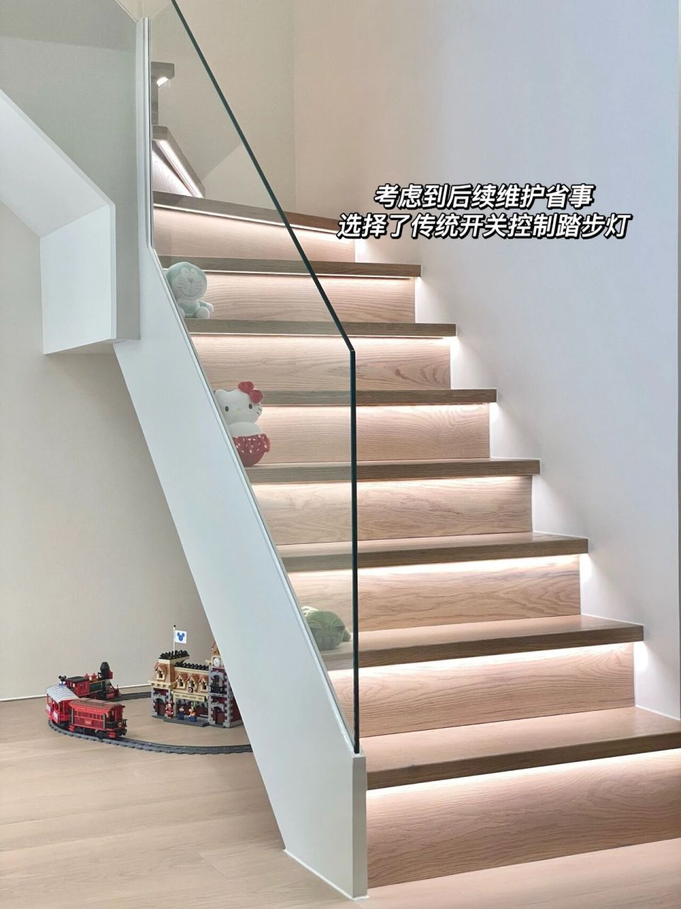 装修分享|实木楼梯 玻璃扶手 踏步灯 背景:楼梯洞空间有限,形态无法做