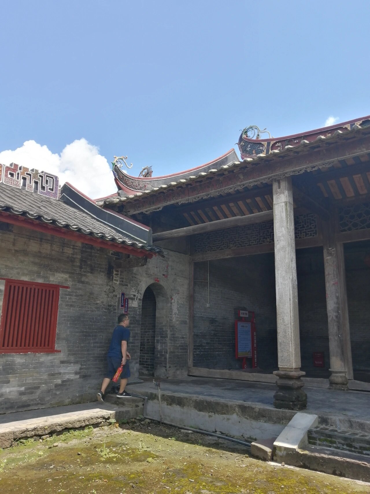 中午去广西平南思旺范家大院参观 中午弟弟,弟媳带我们去她娘家附近的