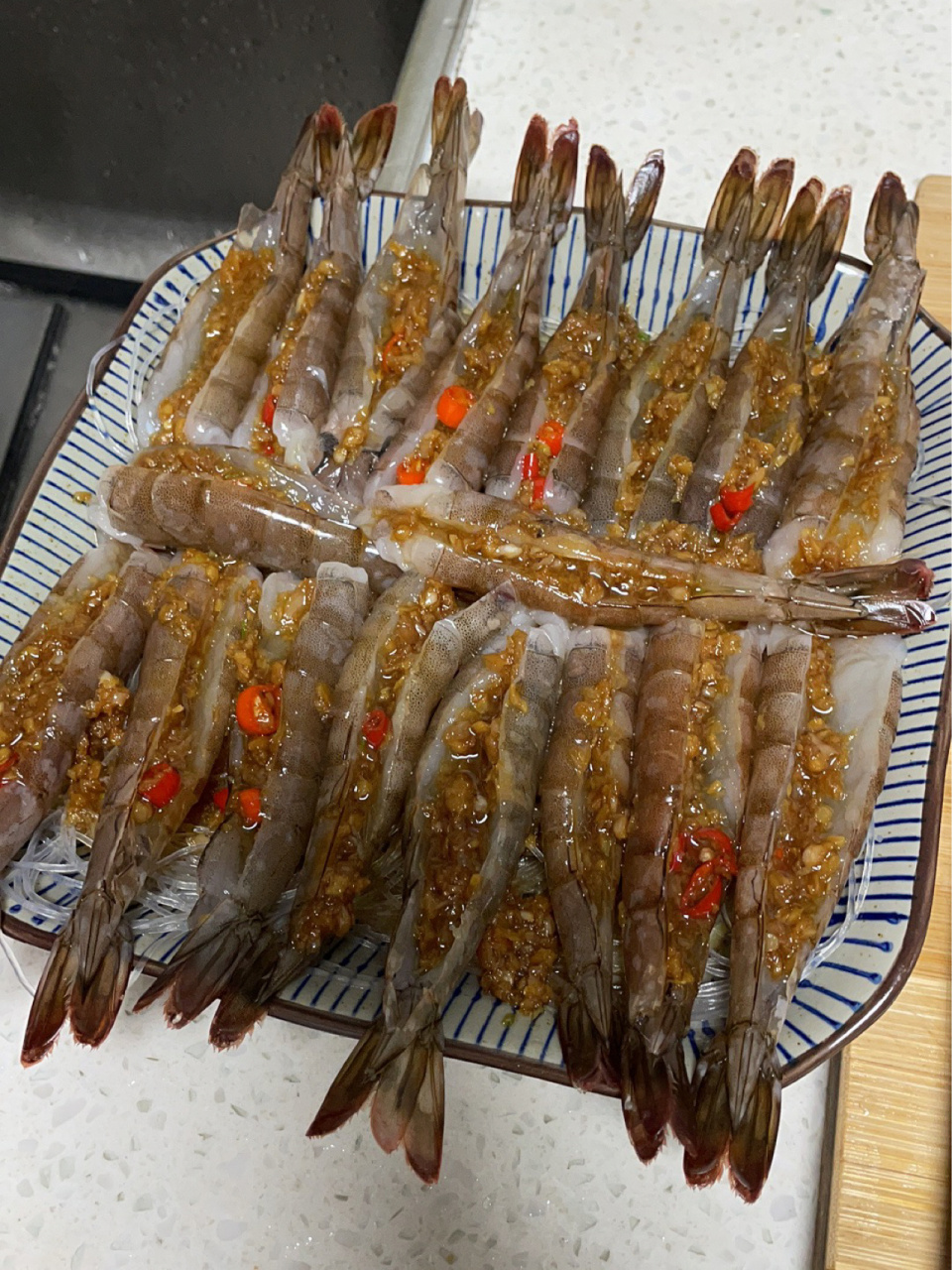 家常菜 | 超好ci的蒜蓉开背虾08 开始的开始先把粉丝放在温水里泡着