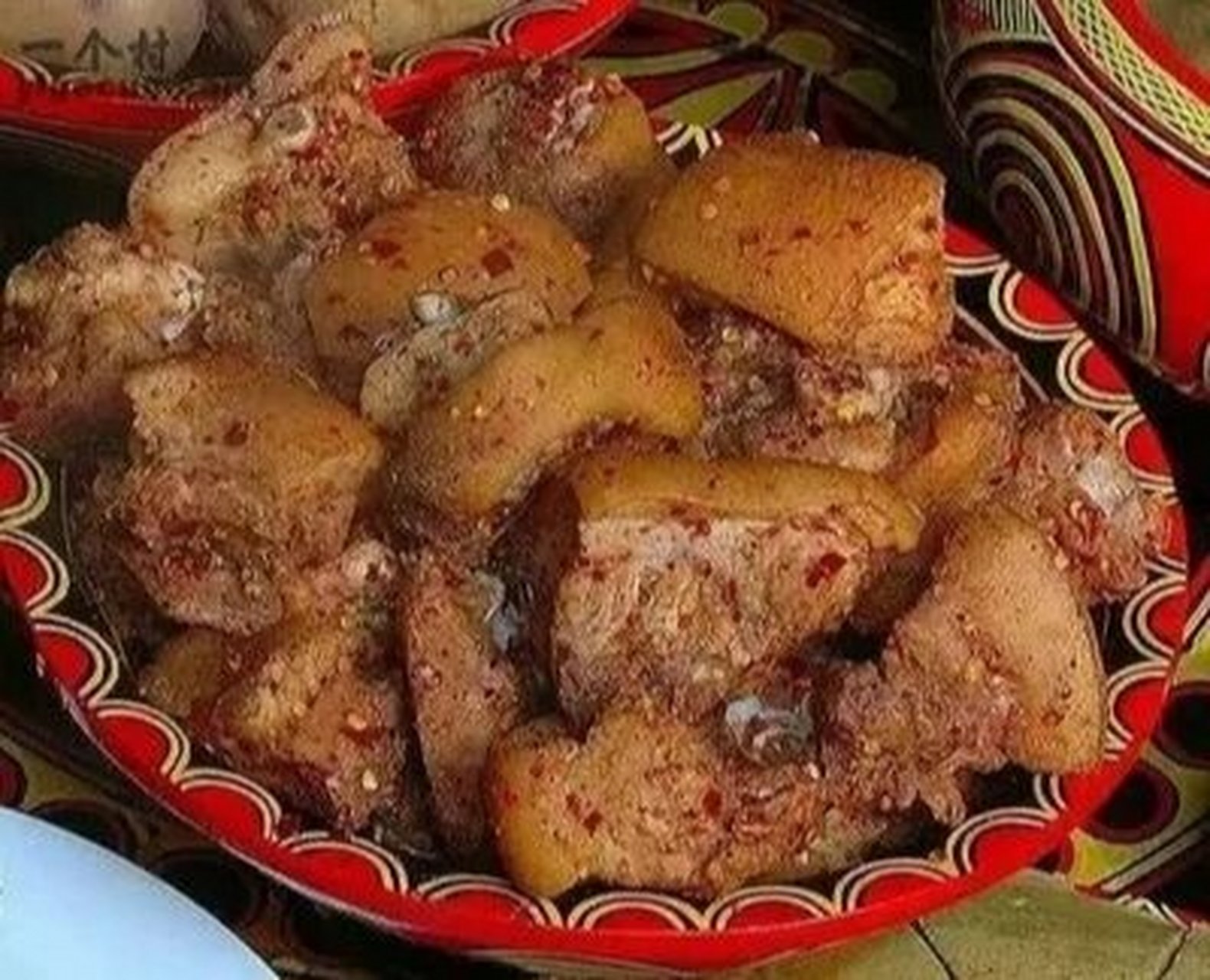 西昌美食——坨坨肉 坨坨肉,彝语称"乌色色脚", 意思是猪肉块块.